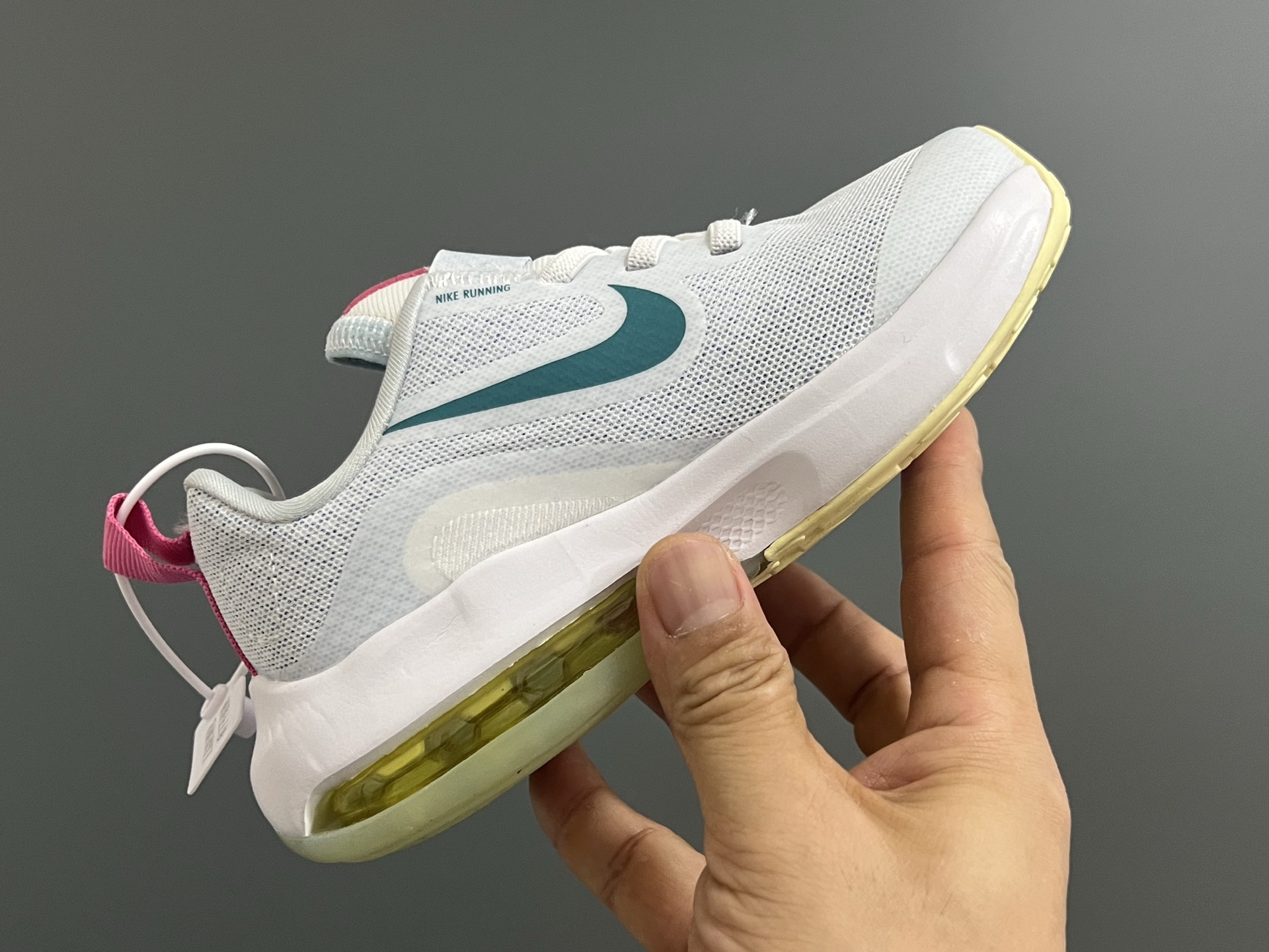 图片[6]-NK 新款ZOOM气垫亲子运动鞋 尺码：27-39码 专柜同步新品🆕 ZOOM气垫后跟，脚感不言而喻✌🏻 魔术贴➕松紧带，轻松调节✔️ 透气性针织鞋面，不怕闷脚丫☁️ 耐磨防滑大底，脚感十足👍🏻-选品中心