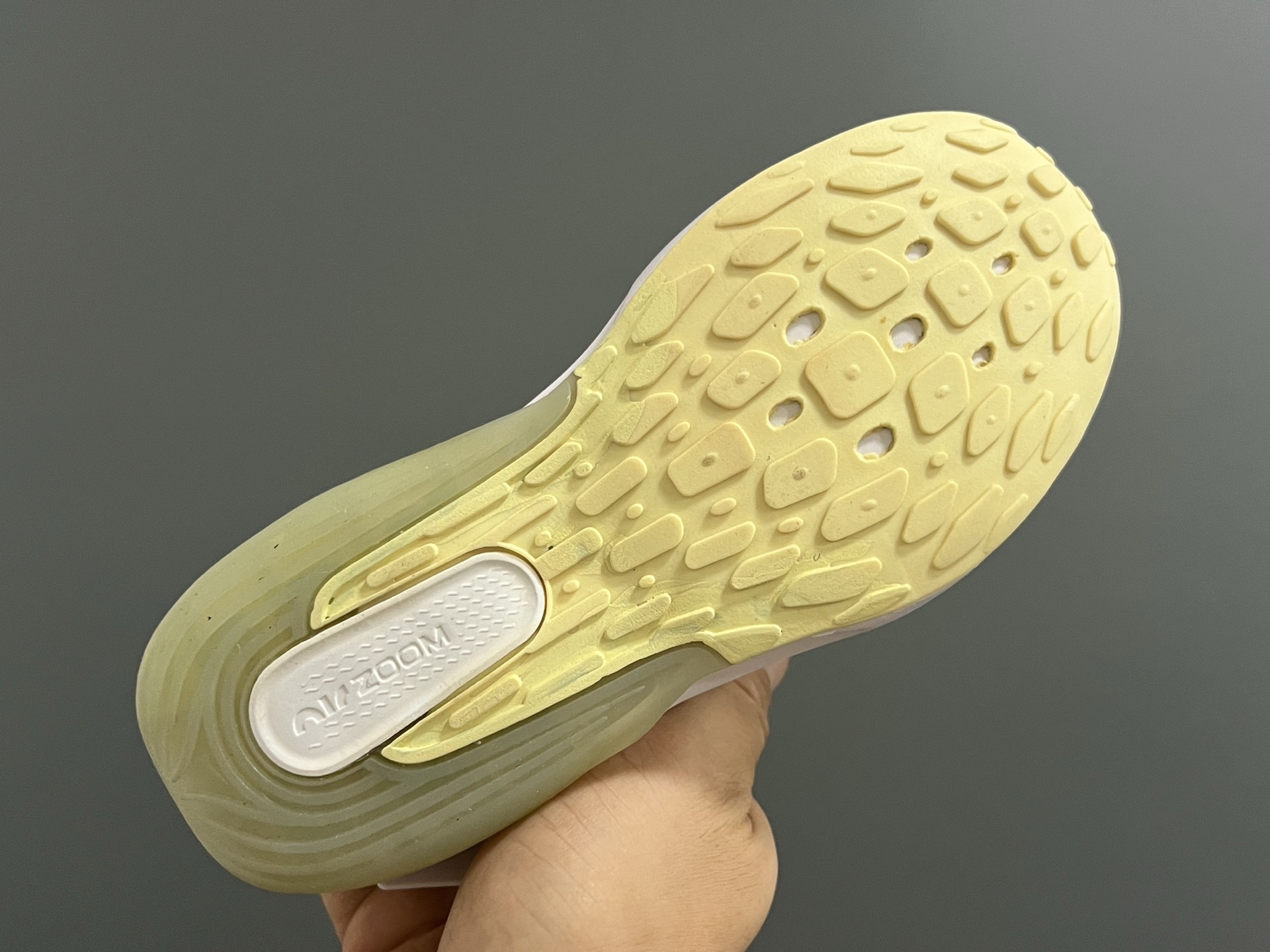 图片[5]-NK 新款ZOOM气垫亲子运动鞋 尺码：27-39码 专柜同步新品🆕 ZOOM气垫后跟，脚感不言而喻✌🏻 魔术贴➕松紧带，轻松调节✔️ 透气性针织鞋面，不怕闷脚丫☁️ 耐磨防滑大底，脚感十足👍🏻-选品中心