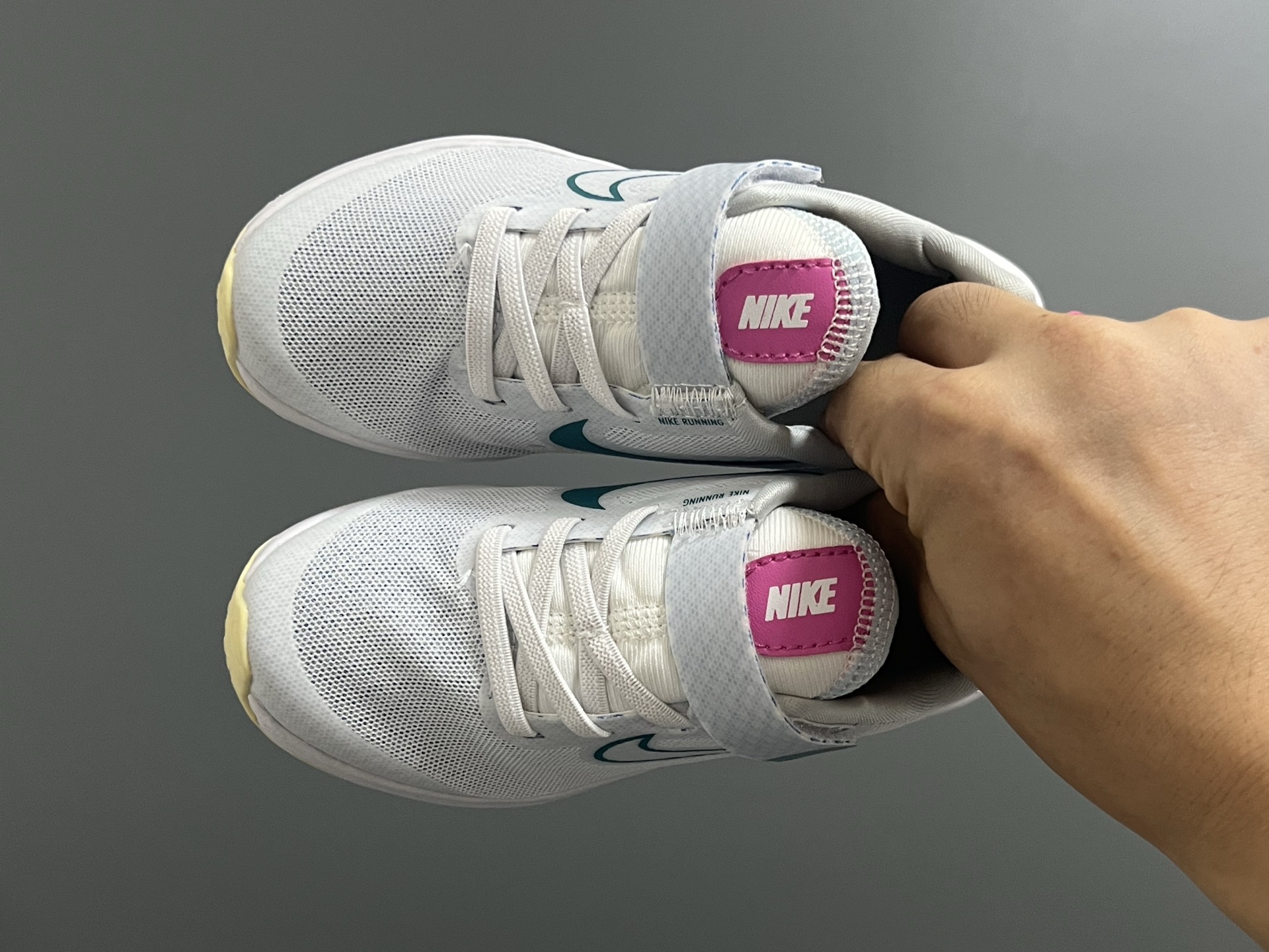 NK 新款ZOOM气垫亲子运动鞋 尺码:27-39码 专柜同步新品🆕 ZOOM气垫后跟,脚感不言而喻✌🏻 魔术贴➕松紧带,轻松调节✔️ 透气性针织鞋面,不怕闷脚丫☁️ 耐磨防滑大底,脚感十足👍🏻-选品中心