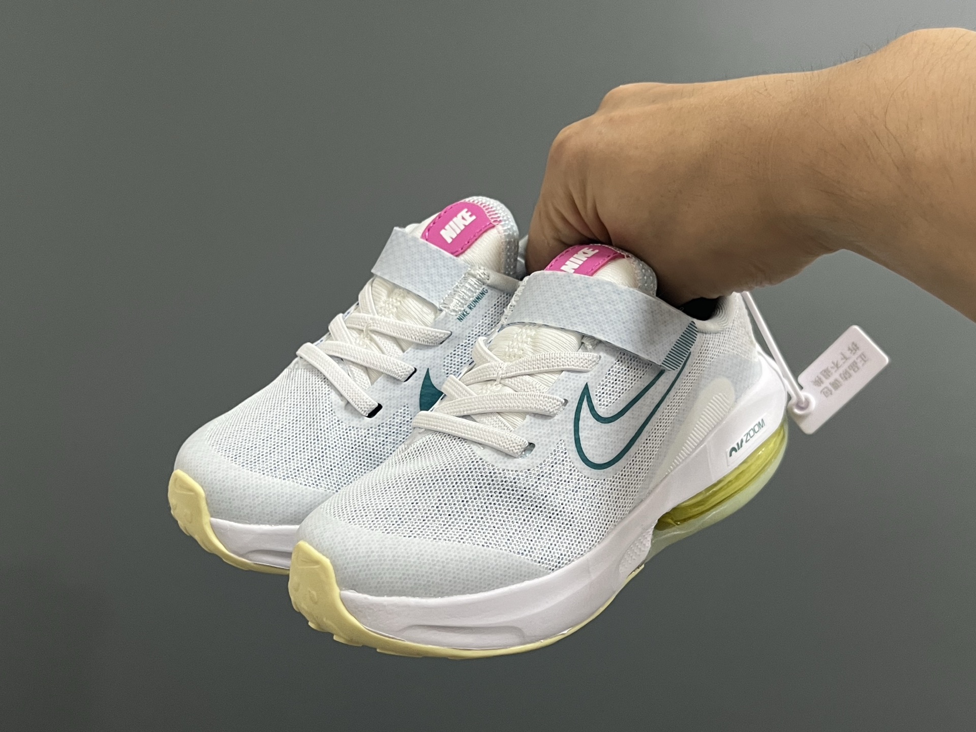 图片[2]-NK 新款ZOOM气垫亲子运动鞋 尺码：27-39码 专柜同步新品🆕 ZOOM气垫后跟，脚感不言而喻✌🏻 魔术贴➕松紧带，轻松调节✔️ 透气性针织鞋面，不怕闷脚丫☁️ 耐磨防滑大底，脚感十足👍🏻-选品中心