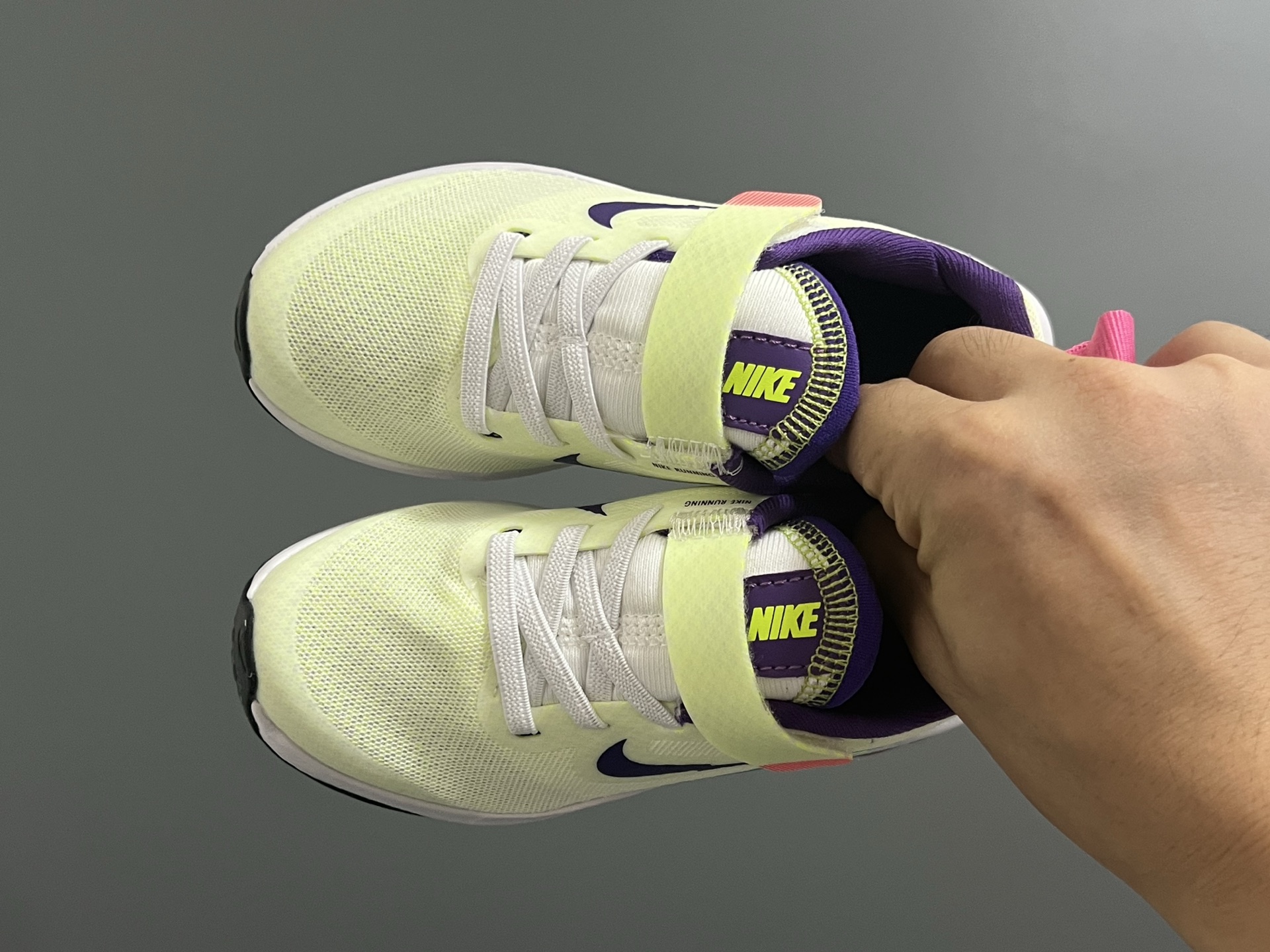 NK 新款ZOOM气垫亲子运动鞋 尺码:27-39码 专柜同步新品🆕 ZOOM气垫后跟,脚感不言而喻✌🏻 魔术贴➕松紧带,轻松调节✔️ 透气性针织鞋面,不怕闷脚丫☁️ 耐磨防滑大底,脚感十足👍🏻-选品中心