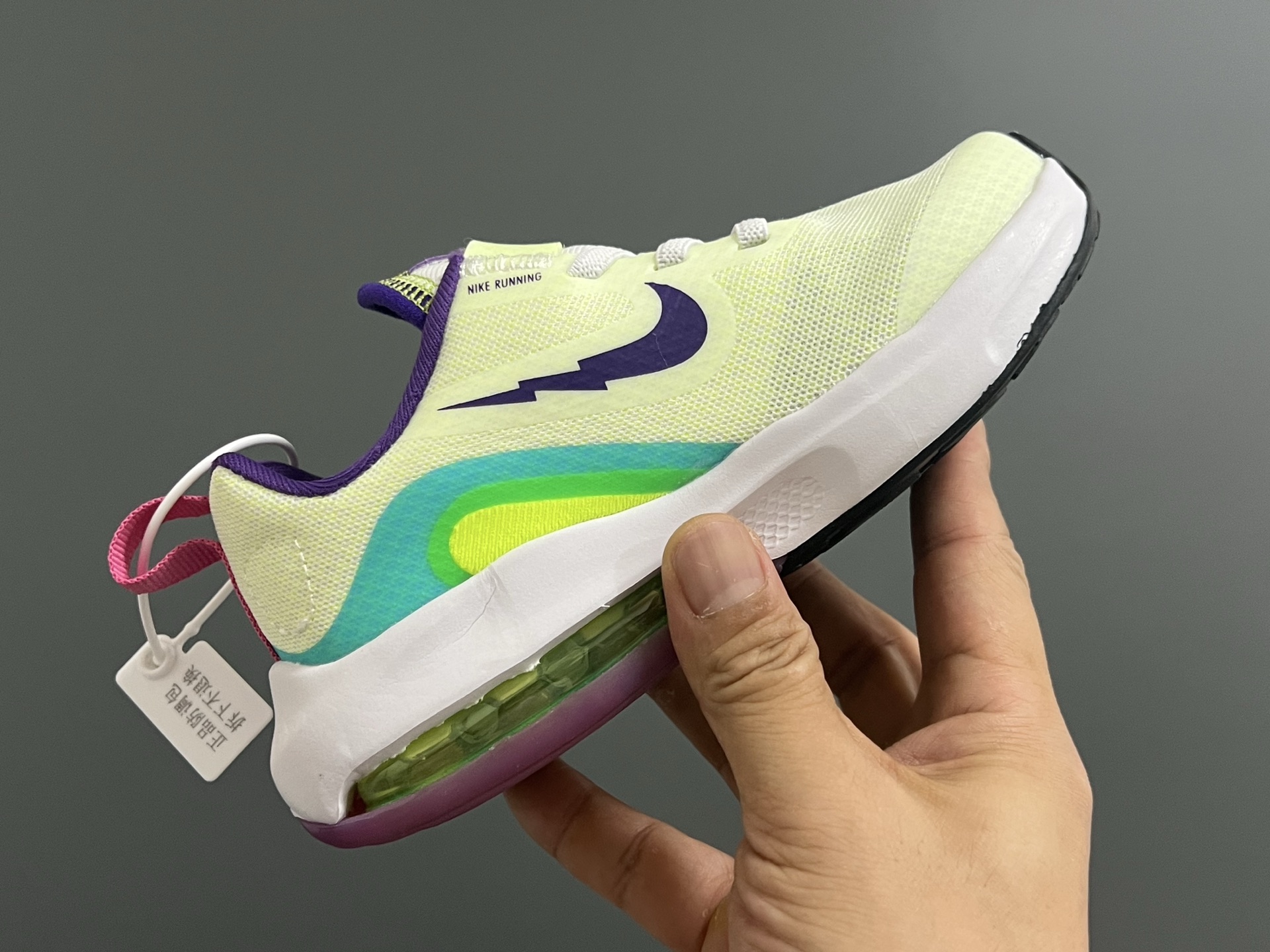 图片[6]-NK 新款ZOOM气垫亲子运动鞋 尺码：27-39码 专柜同步新品🆕 ZOOM气垫后跟，脚感不言而喻✌🏻 魔术贴➕松紧带，轻松调节✔️ 透气性针织鞋面，不怕闷脚丫☁️ 耐磨防滑大底，脚感十足👍🏻-选品中心