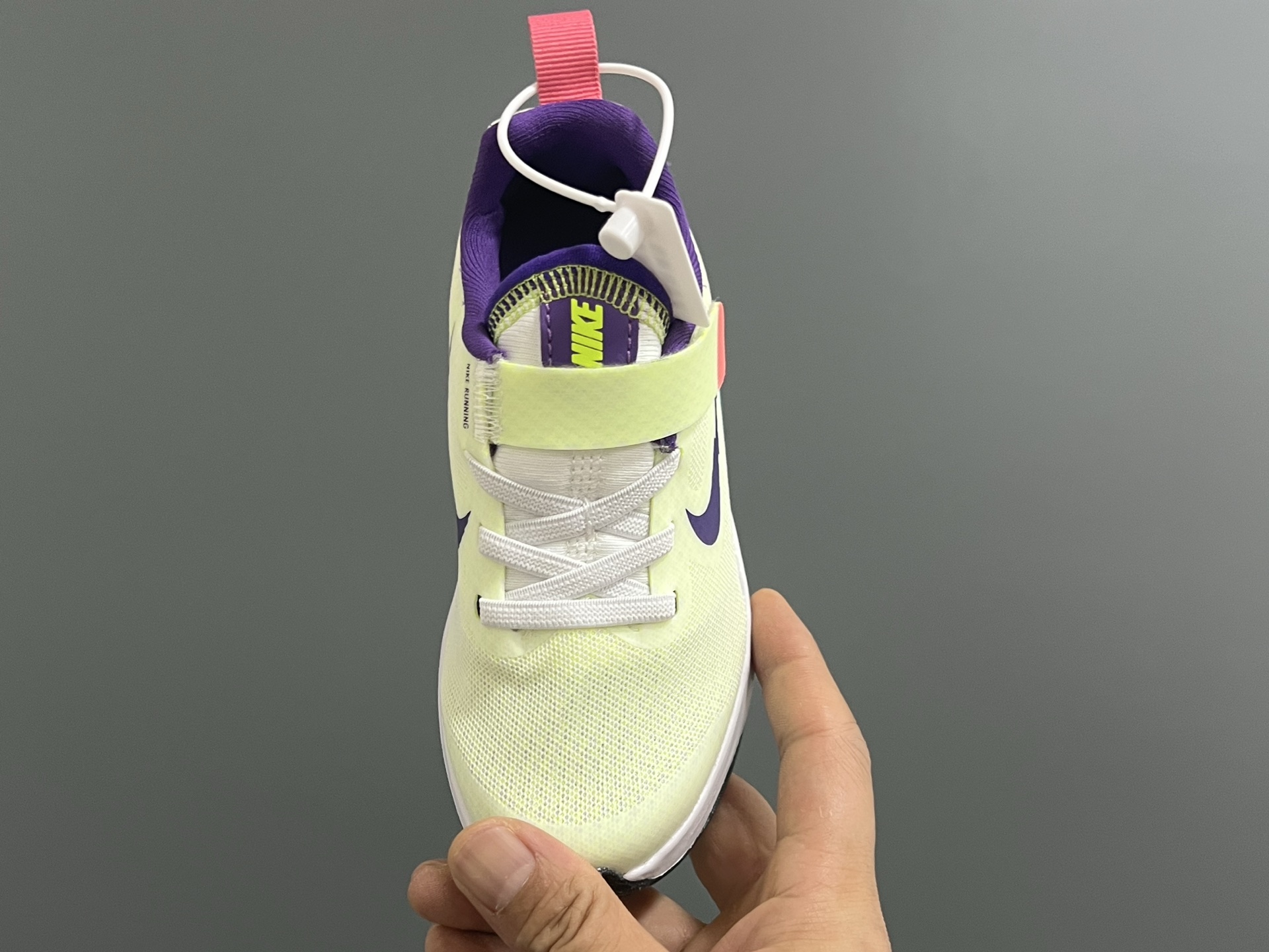 图片[8]-NK 新款ZOOM气垫亲子运动鞋 尺码：27-39码 专柜同步新品🆕 ZOOM气垫后跟，脚感不言而喻✌🏻 魔术贴➕松紧带，轻松调节✔️ 透气性针织鞋面，不怕闷脚丫☁️ 耐磨防滑大底，脚感十足👍🏻-选品中心