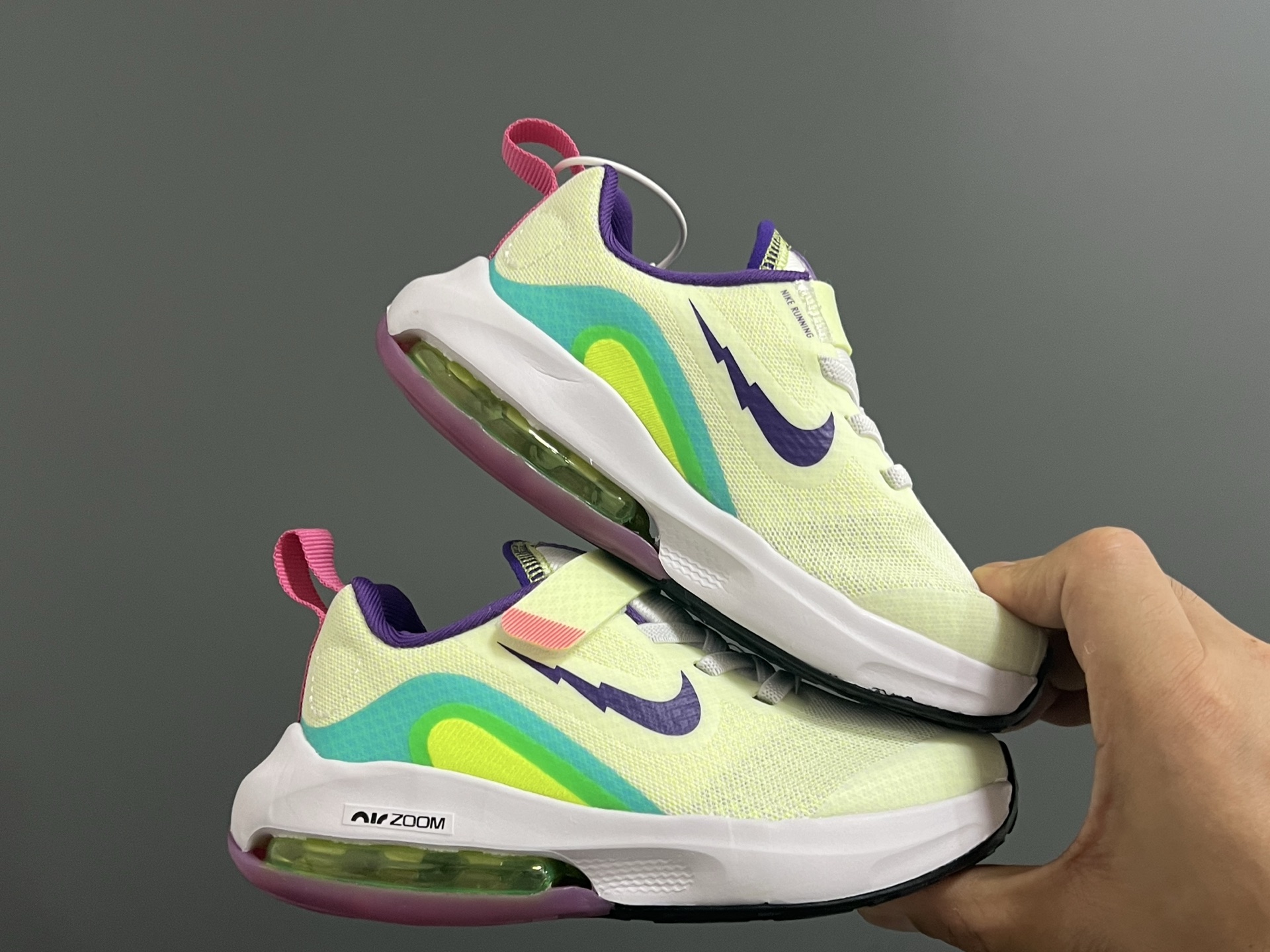 图片[9]-NK 新款ZOOM气垫亲子运动鞋 尺码：27-39码 专柜同步新品🆕 ZOOM气垫后跟，脚感不言而喻✌🏻 魔术贴➕松紧带，轻松调节✔️ 透气性针织鞋面，不怕闷脚丫☁️ 耐磨防滑大底，脚感十足👍🏻-选品中心