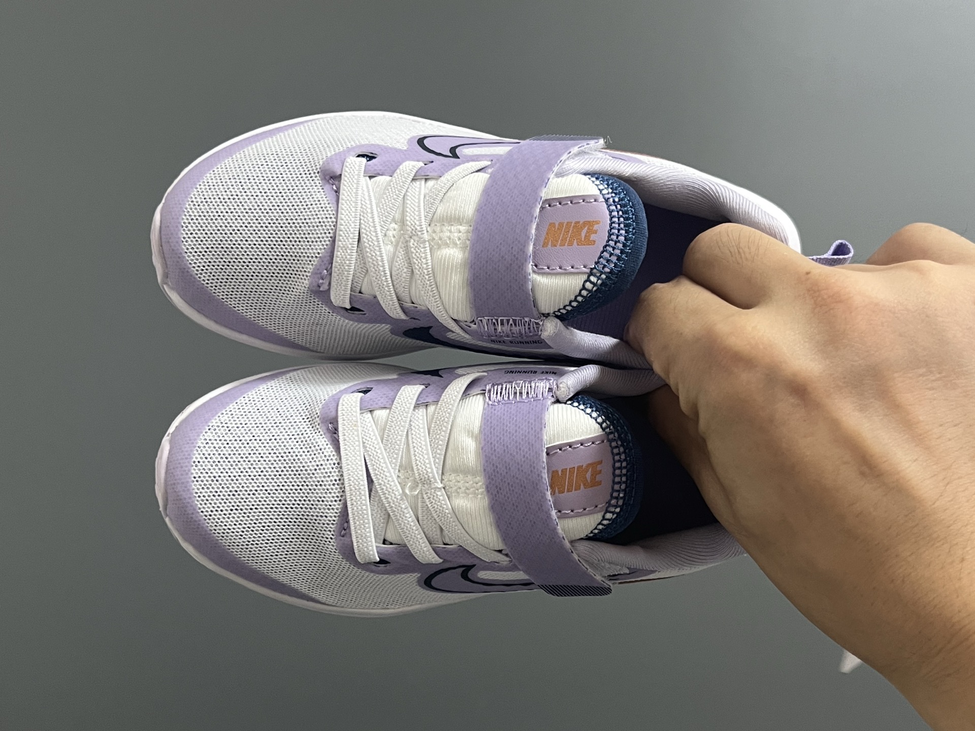 NK 新款ZOOM气垫亲子运动鞋 尺码：27-39码 专柜同步新品🆕 ZOOM气垫后跟，脚感不言而喻✌🏻 魔术贴➕松紧带，轻松调节✔️ 透气性针织鞋面，不怕闷脚丫☁️ 耐磨防滑大底，脚感十足👍🏻-选品中心