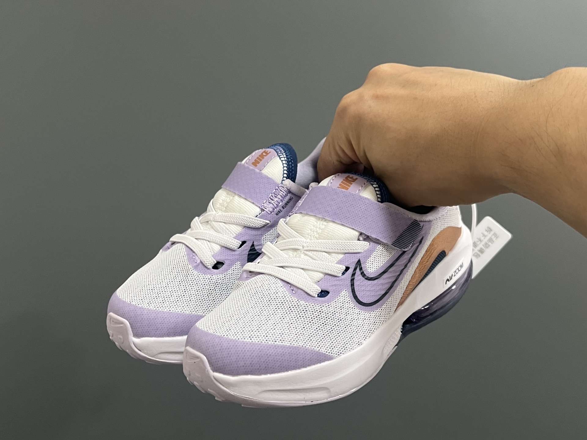 图片[2]-NK 新款ZOOM气垫亲子运动鞋 尺码：27-39码 专柜同步新品🆕 ZOOM气垫后跟，脚感不言而喻✌🏻 魔术贴➕松紧带，轻松调节✔️ 透气性针织鞋面，不怕闷脚丫☁️ 耐磨防滑大底，脚感十足👍🏻-选品中心