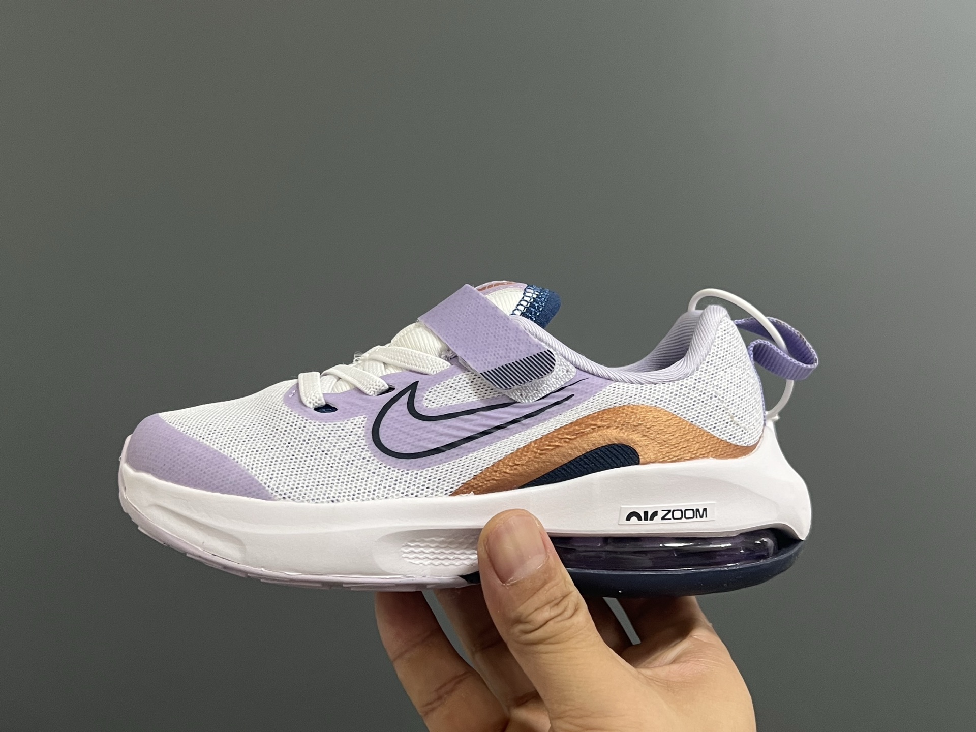 图片[4]-NK 新款ZOOM气垫亲子运动鞋 尺码：27-39码 专柜同步新品🆕 ZOOM气垫后跟，脚感不言而喻✌🏻 魔术贴➕松紧带，轻松调节✔️ 透气性针织鞋面，不怕闷脚丫☁️ 耐磨防滑大底，脚感十足👍🏻-选品中心