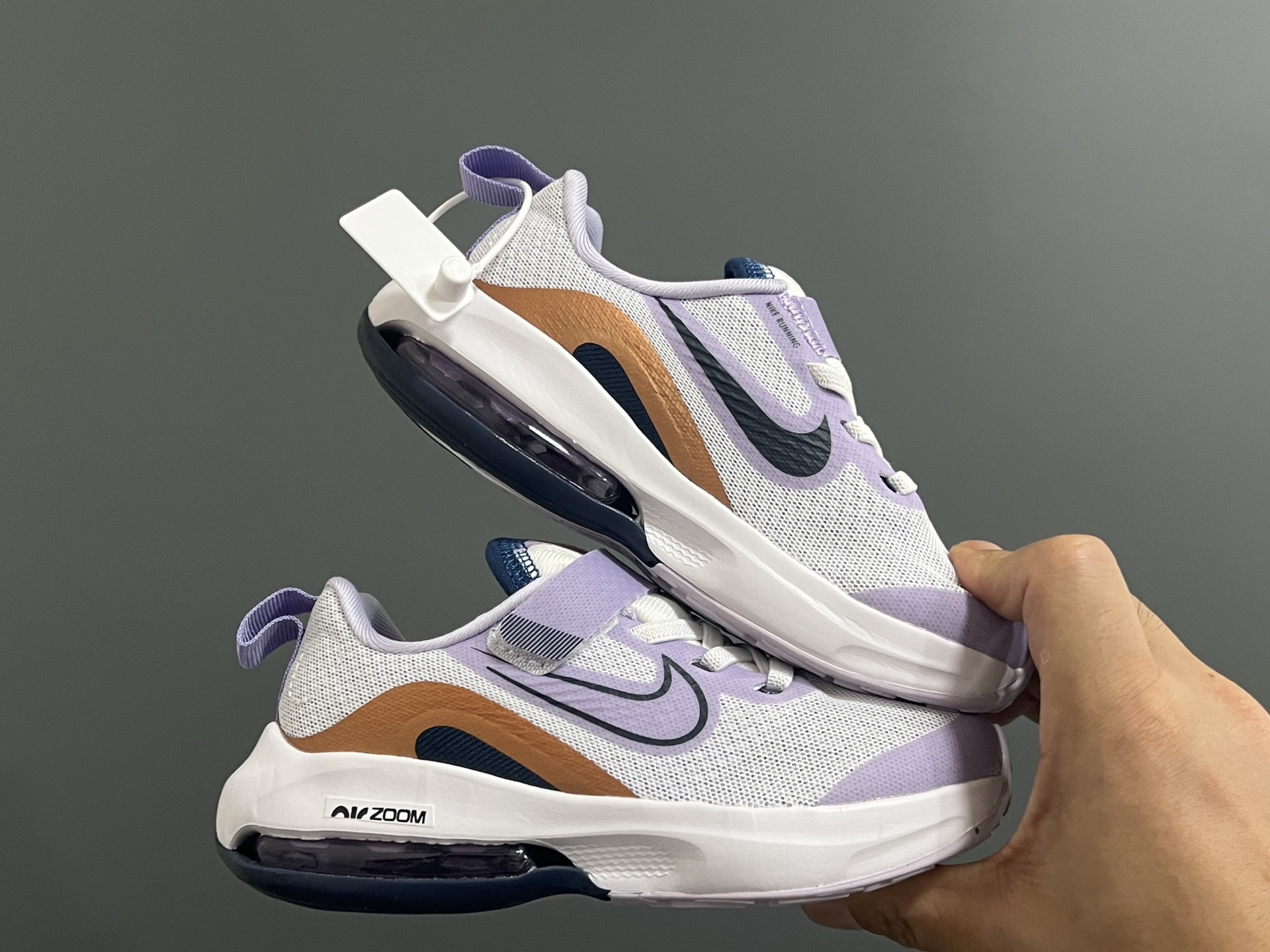 图片[9]-NK 新款ZOOM气垫亲子运动鞋 尺码：27-39码 专柜同步新品🆕 ZOOM气垫后跟，脚感不言而喻✌🏻 魔术贴➕松紧带，轻松调节✔️ 透气性针织鞋面，不怕闷脚丫☁️ 耐磨防滑大底，脚感十足👍🏻-选品中心