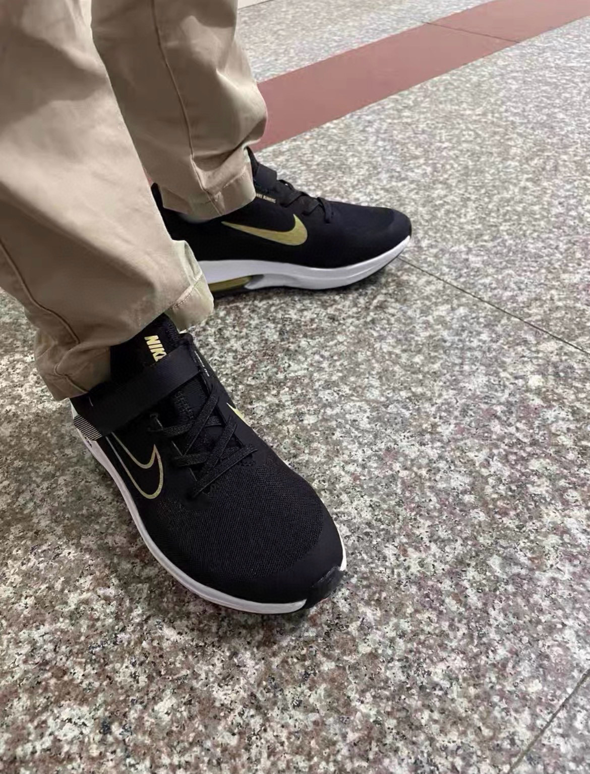 图片[9]-NK 新款ZOOM气垫亲子运动鞋 尺码：27-39码 专柜同步新品🆕 ZOOM气垫后跟，脚感不言而喻✌🏻 魔术贴➕松紧带，轻松调节✔️ 透气性针织鞋面，不怕闷脚丫☁️ 耐磨防滑大底，脚感十足👍🏻-选品中心