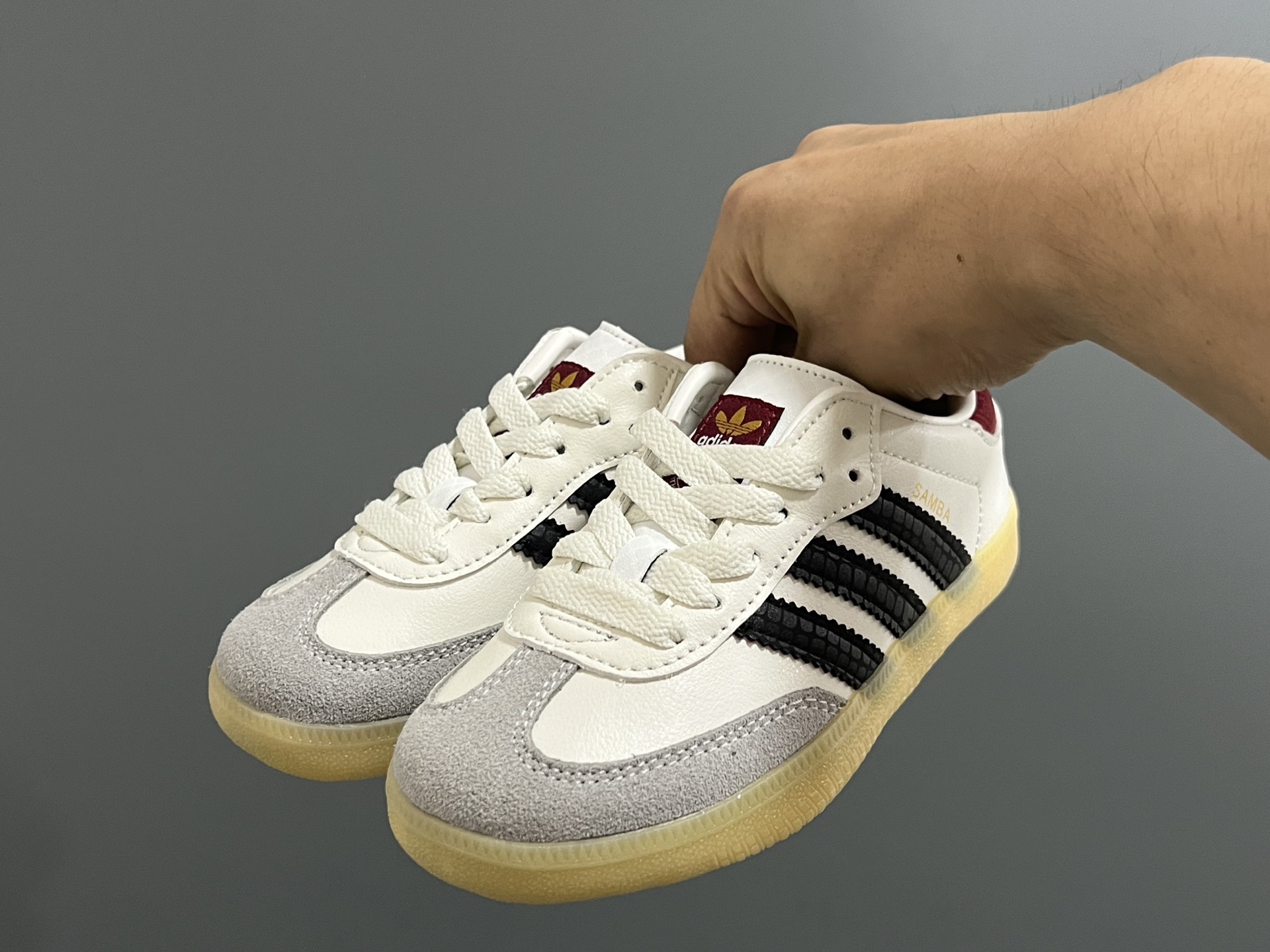 图片[2]-A家德训联名儿童低帮休闲鞋 尺码：22-37码 超爱的百搭SAMBA系列 联名款细节满分💯 皮料拼接，质感满满 橡胶大底脚感不言而喻☁️-选品中心