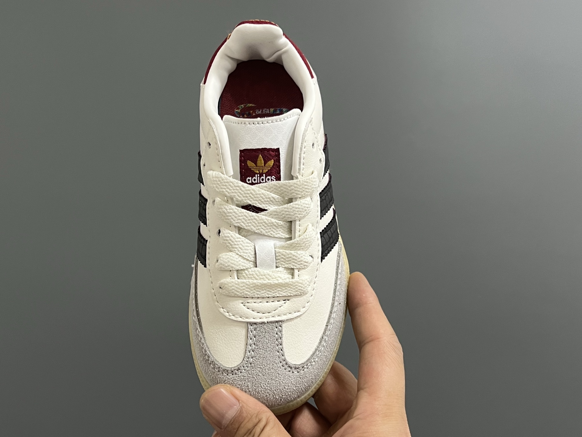 图片[8]-A家德训联名儿童低帮休闲鞋 尺码：22-37码 超爱的百搭SAMBA系列 联名款细节满分💯 皮料拼接，质感满满 橡胶大底脚感不言而喻☁️-选品中心