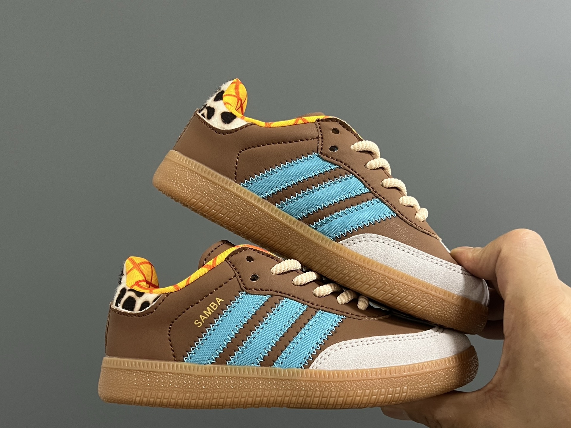 图片[9]-A家德训联名儿童低帮休闲鞋 尺码：22-37码 超爱的百搭SAMBA系列 联名款细节满分💯 皮料拼接，质感满满 橡胶大底脚感不言而喻☁️-选品中心