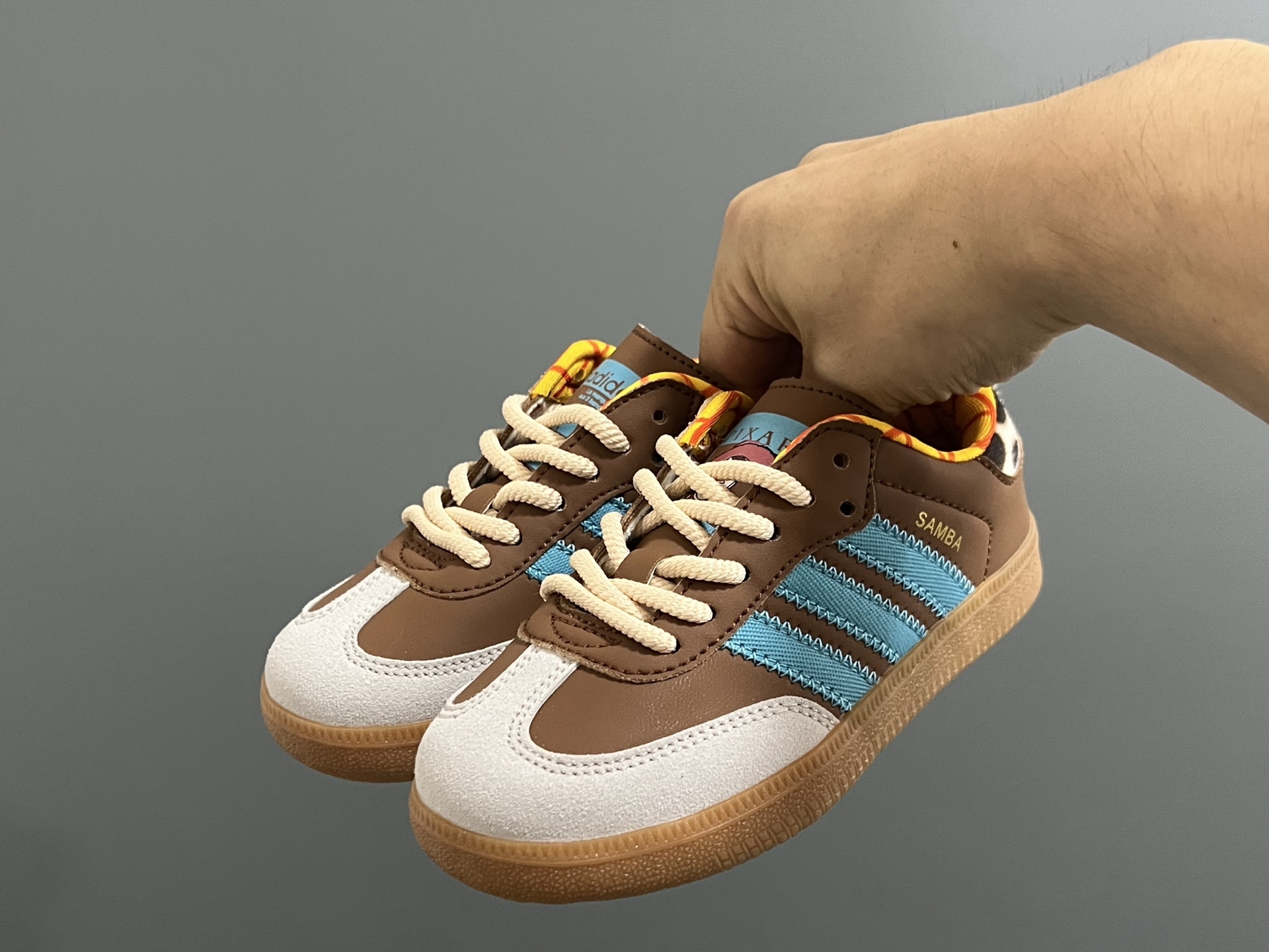 图片[2]-A家德训联名儿童低帮休闲鞋 尺码：22-37码 超爱的百搭SAMBA系列 联名款细节满分💯 皮料拼接，质感满满 橡胶大底脚感不言而喻☁️-选品中心