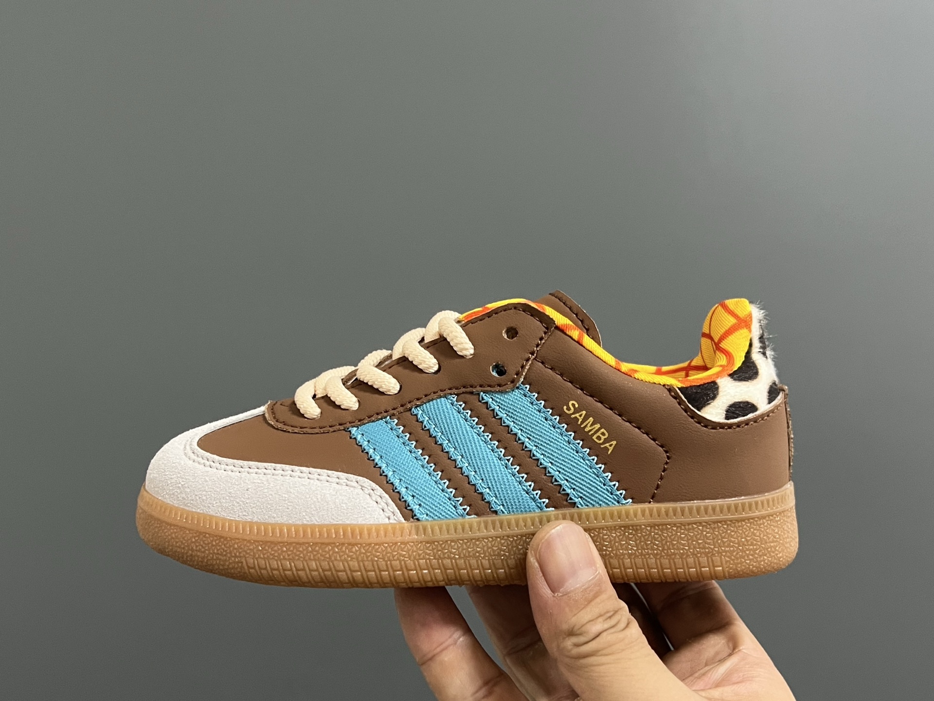 图片[4]-A家德训联名儿童低帮休闲鞋 尺码：22-37码 超爱的百搭SAMBA系列 联名款细节满分💯 皮料拼接，质感满满 橡胶大底脚感不言而喻☁️-选品中心