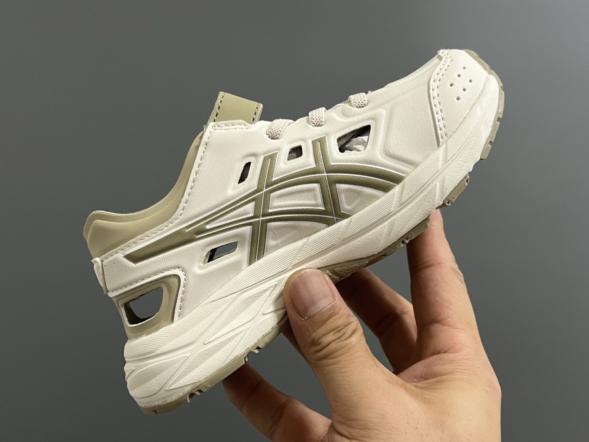 图片[7]-YSS新款XB儿童镂空魔术贴凉鞋 尺码：22-37码 小众的ASICS系列🔥 镂空设计，透气又舒适☁️ 魔术贴穿脱方便✌🏻 原装橡胶大底，耐磨耐穿✔️-选品中心