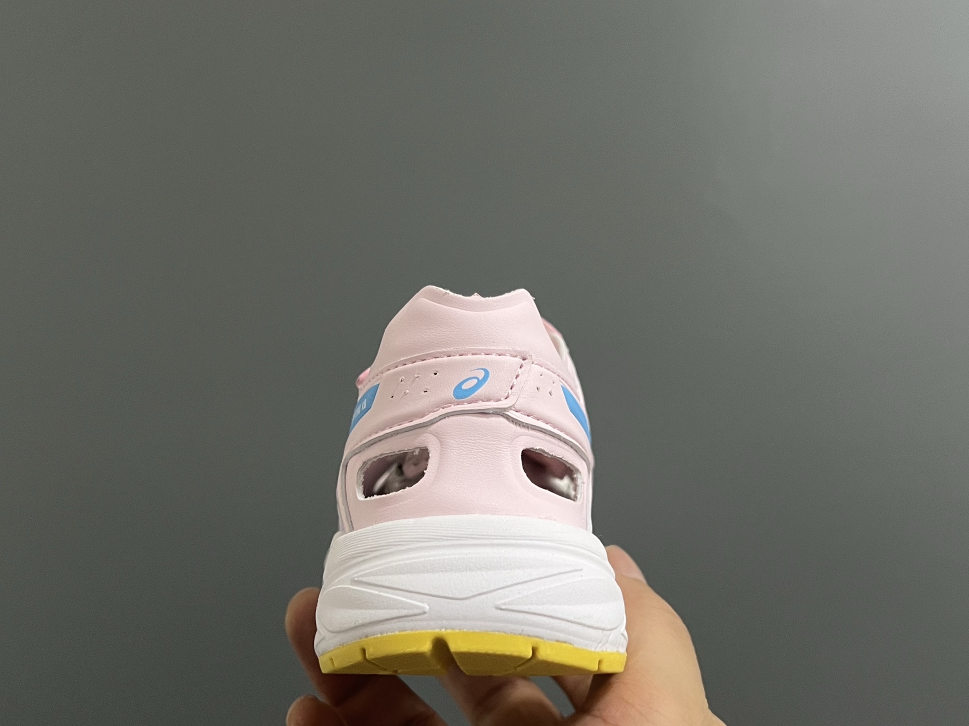 图片[5]-YSS新款XB儿童镂空魔术贴凉鞋 尺码：22-37码 小众的ASICS系列🔥 镂空设计，透气又舒适☁️ 魔术贴穿脱方便✌🏻 原装橡胶大底，耐磨耐穿✔️-选品中心