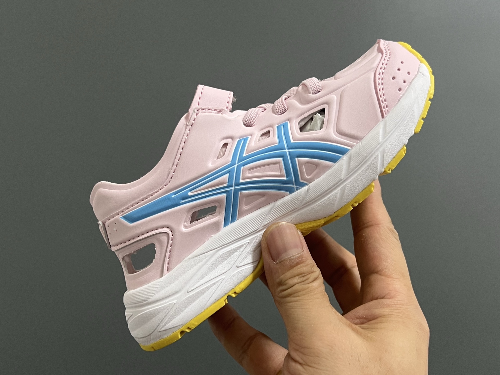 图片[7]-YSS新款XB儿童镂空魔术贴凉鞋 尺码：22-37码 小众的ASICS系列🔥 镂空设计，透气又舒适☁️ 魔术贴穿脱方便✌🏻 原装橡胶大底，耐磨耐穿✔️-选品中心