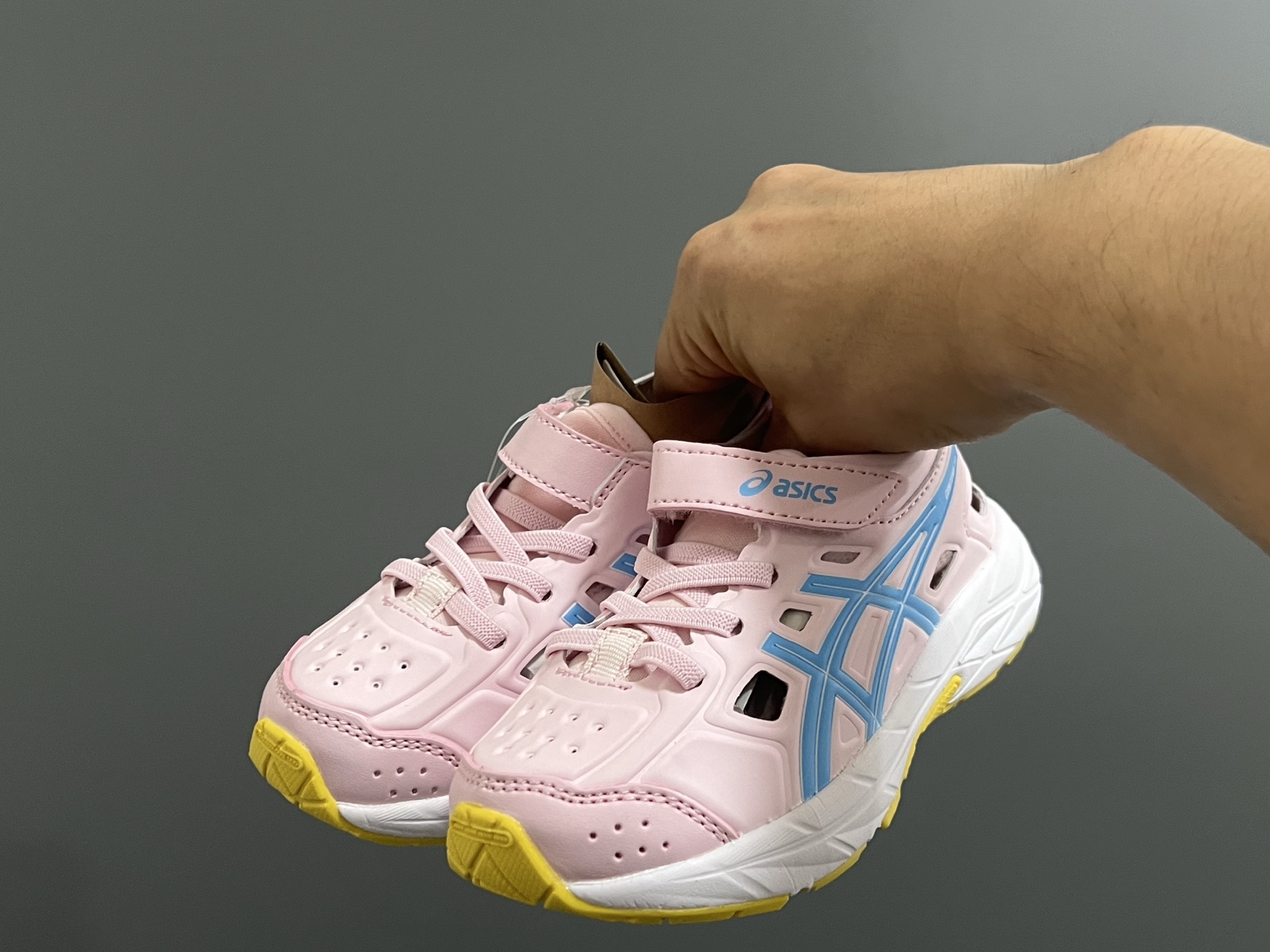 图片[2]-YSS新款XB儿童镂空魔术贴凉鞋 尺码：22-37码 小众的ASICS系列🔥 镂空设计，透气又舒适☁️ 魔术贴穿脱方便✌🏻 原装橡胶大底，耐磨耐穿✔️-选品中心