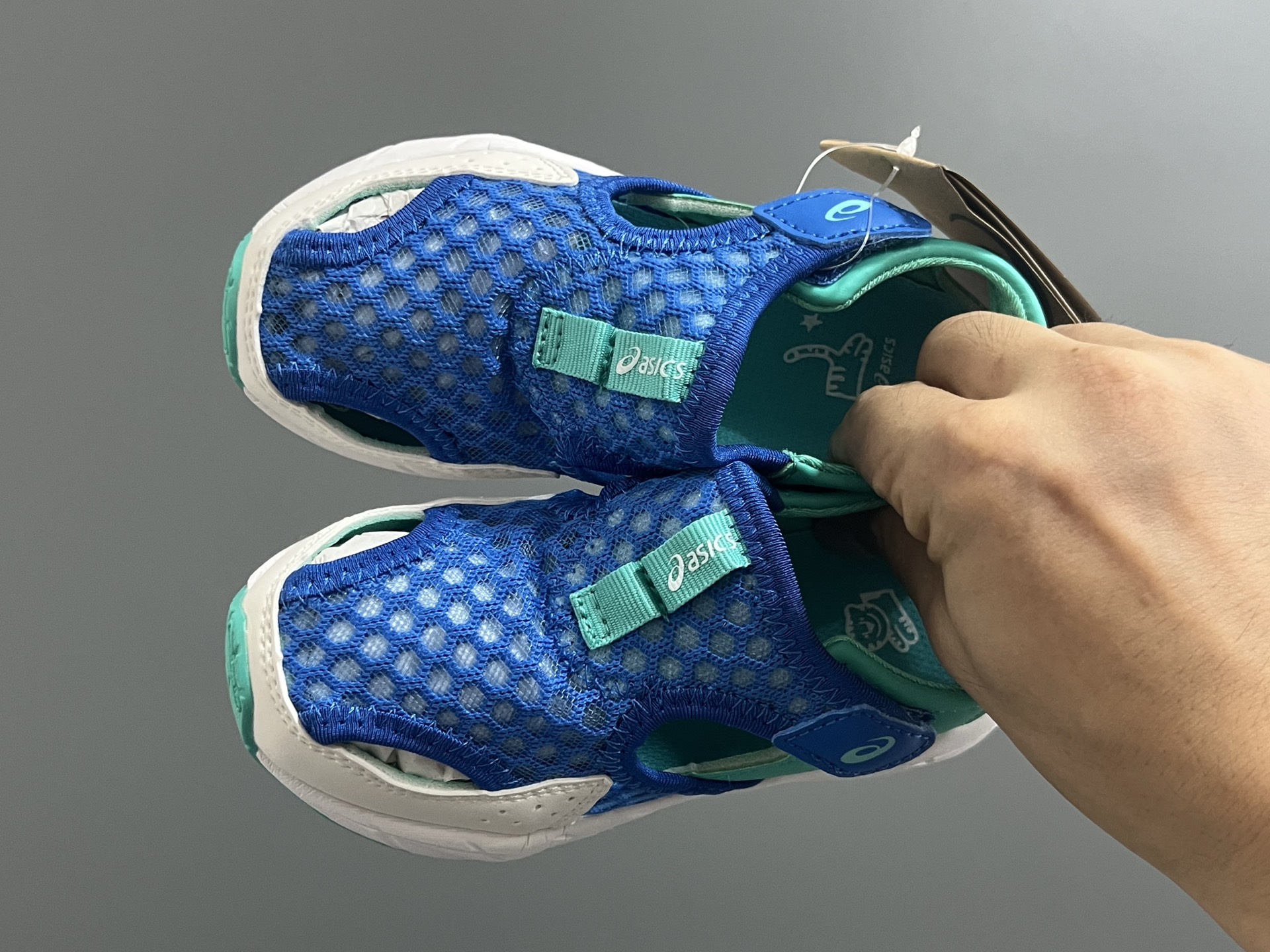 YSS新款夏天儿童网面凉鞋 尺码：22-37码 夏天就要来一双这样的镂空凉鞋🏝️ 镂空网面设计，透气又舒适☁️ 魔术贴穿脱方便✌🏻 原装橡胶大底，耐穿又耐磨✔️-选品中心