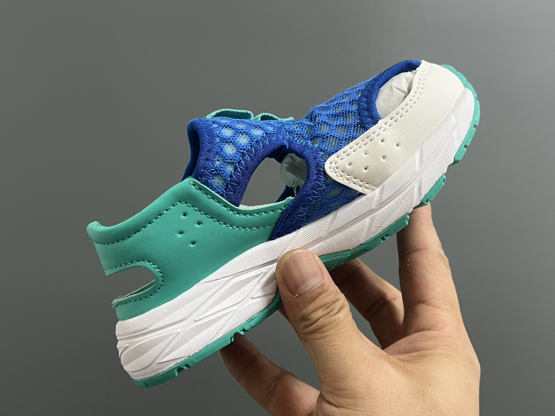 图片[5]-YSS新款夏天儿童网面凉鞋 尺码：22-37码 夏天就要来一双这样的镂空凉鞋🏝️ 镂空网面设计，透气又舒适☁️ 魔术贴穿脱方便✌🏻 原装橡胶大底，耐穿又耐磨✔️-选品中心