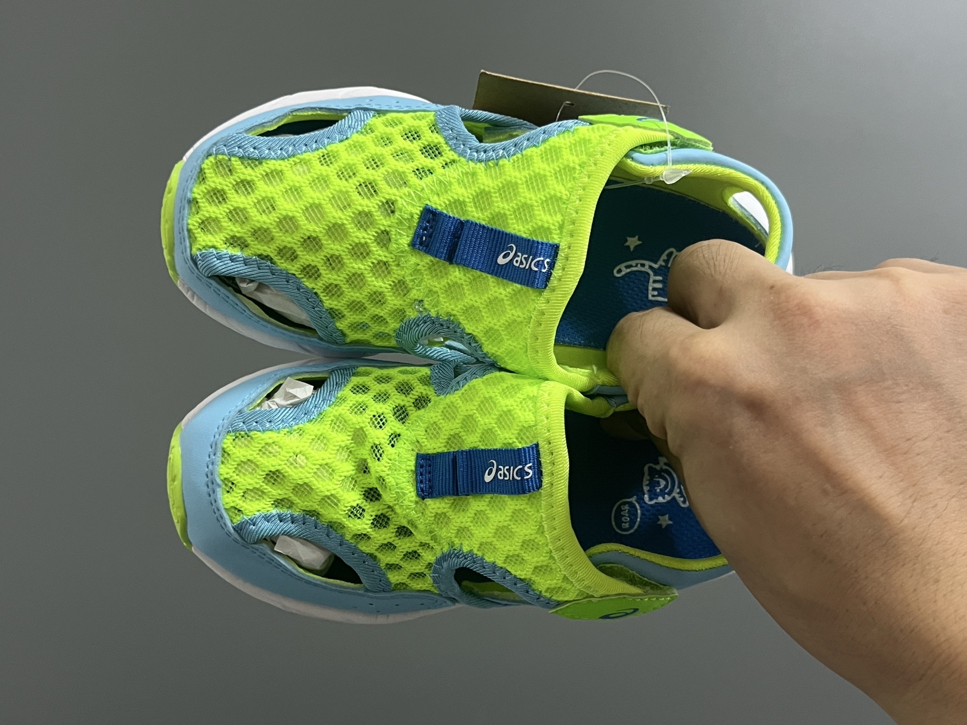 YSS新款夏天儿童网面凉鞋 尺码：22-37码 夏天就要来一双这样的镂空凉鞋🏝️ 镂空网面设计，透气又舒适☁️ 魔术贴穿脱方便✌🏻 原装橡胶大底，耐穿又耐磨✔️-选品中心