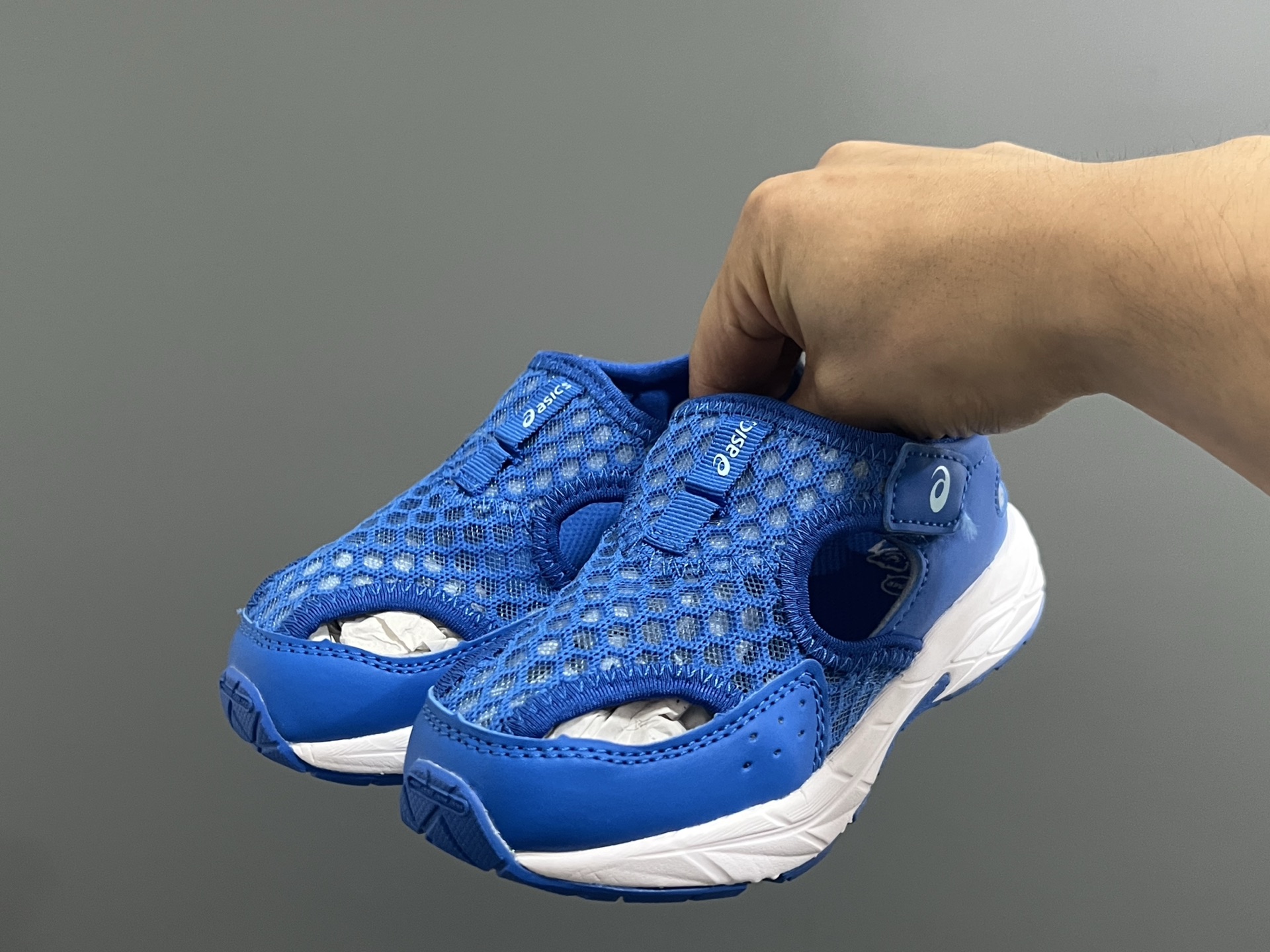 YSS新款夏天儿童网面凉鞋 尺码：22-37码 夏天就要来一双这样的镂空凉鞋🏝️ 镂空网面设计，透气又舒适☁️ 魔术贴穿脱方便✌🏻 原装橡胶大底，耐穿又耐磨✔️-选品中心