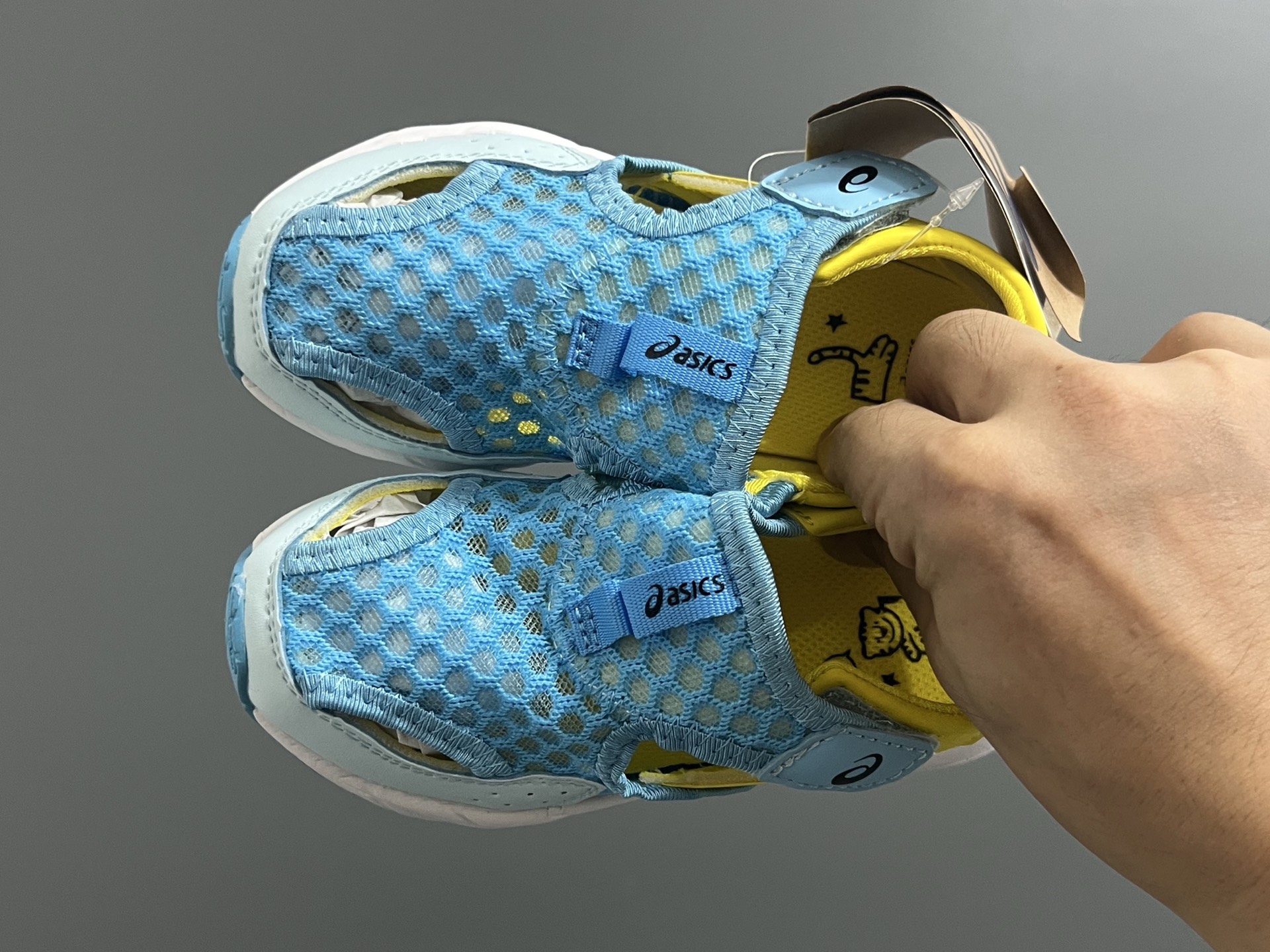 YSS新款夏天儿童网面凉鞋 尺码：22-37码 夏天就要来一双这样的镂空凉鞋🏝️ 镂空网面设计，透气又舒适☁️ 魔术贴穿脱方便✌🏻 原装橡胶大底，耐穿又耐磨✔️-选品中心