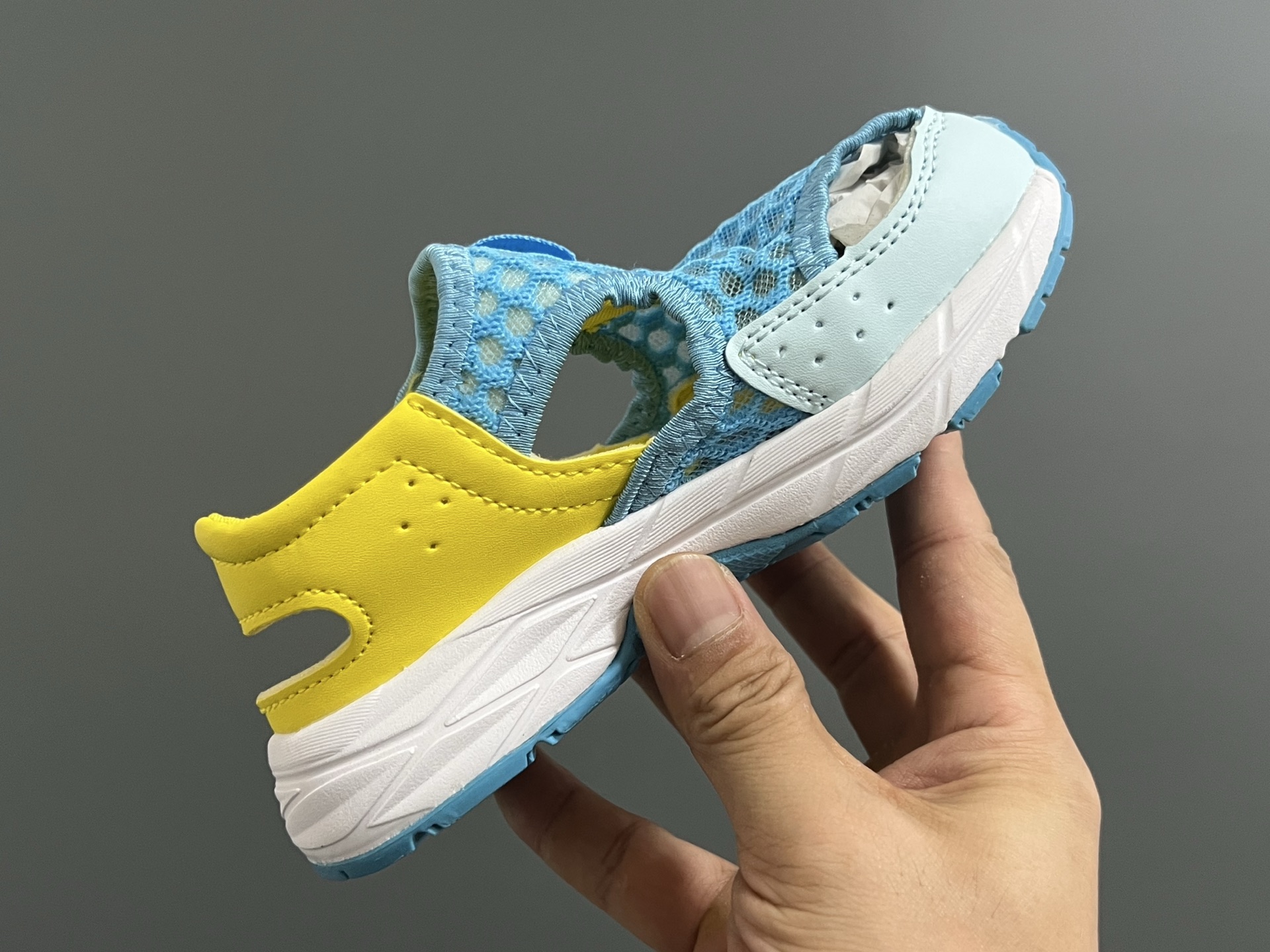 图片[6]-YSS新款夏天儿童网面凉鞋 尺码：22-37码 夏天就要来一双这样的镂空凉鞋🏝️ 镂空网面设计，透气又舒适☁️ 魔术贴穿脱方便✌🏻 原装橡胶大底，耐穿又耐磨✔️-选品中心