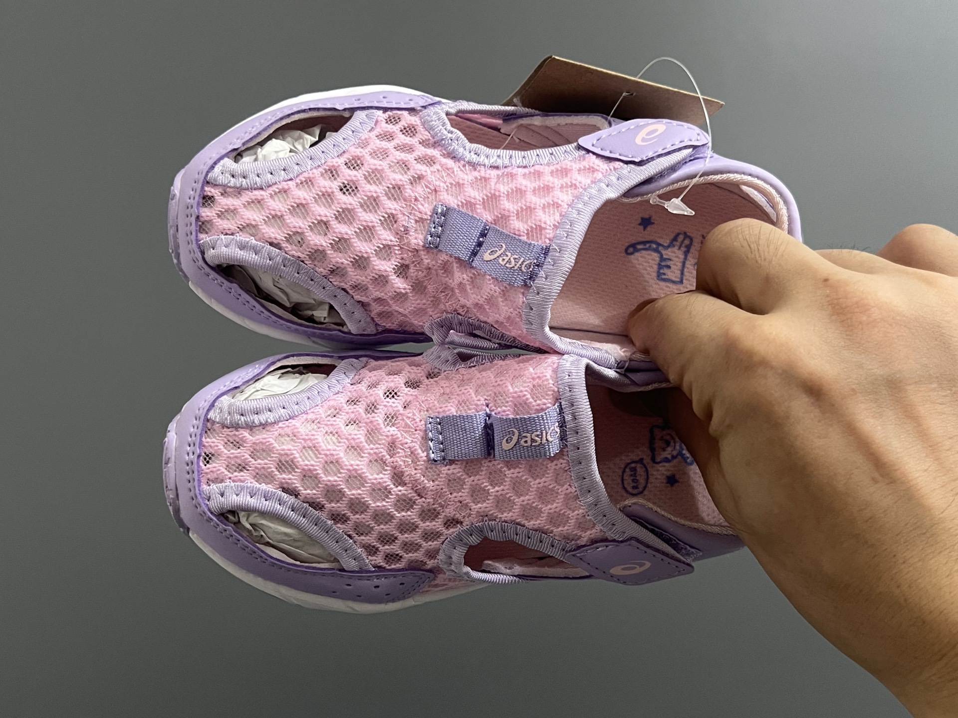 YSS新款夏天儿童网面凉鞋 尺码：22-37码 夏天就要来一双这样的镂空凉鞋🏝️ 镂空网面设计，透气又舒适☁️ 魔术贴穿脱方便✌🏻 原装橡胶大底，耐穿又耐磨✔️-选品中心