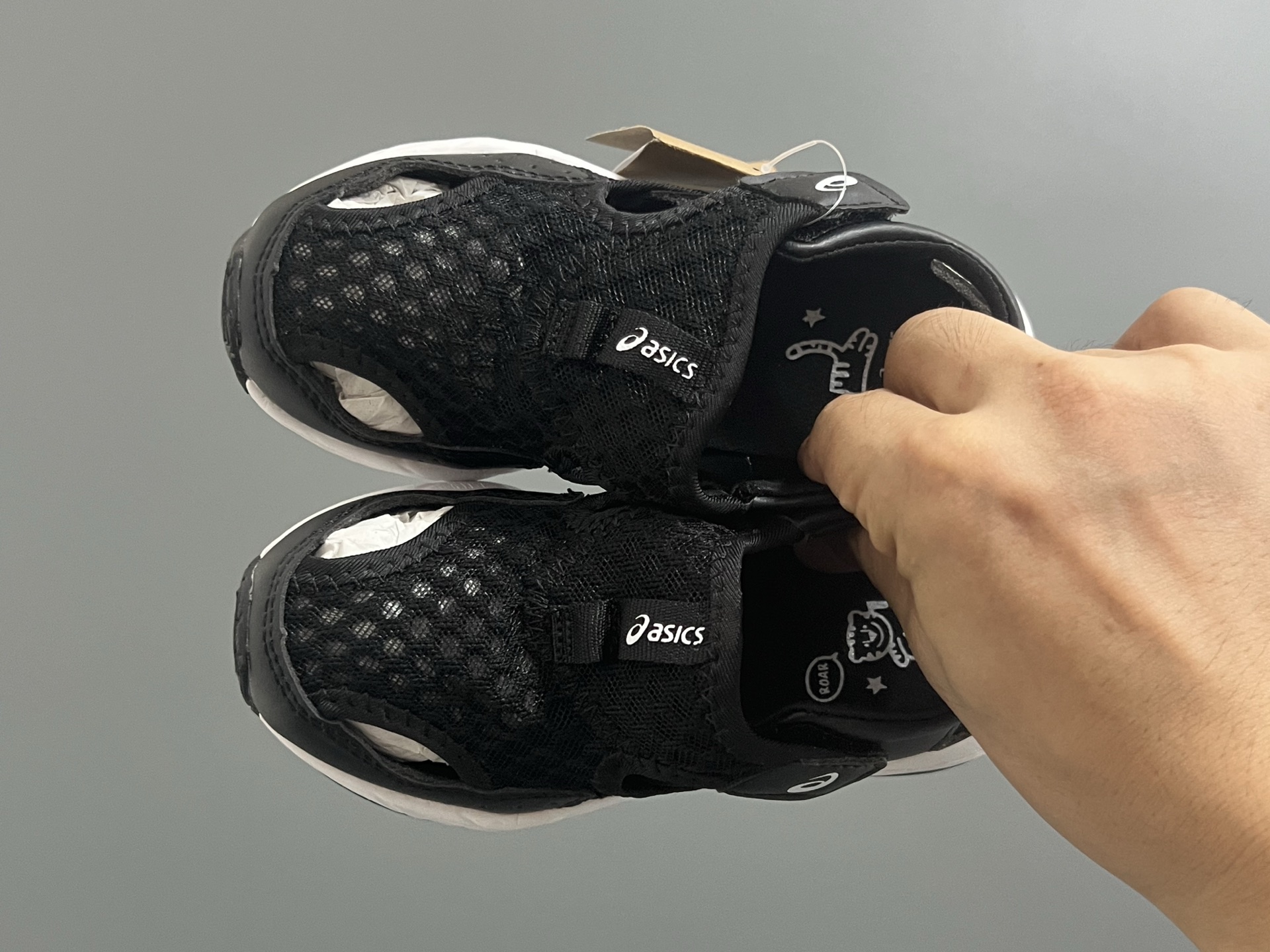 YSS新款夏天儿童网面凉鞋 尺码：22-37码 夏天就要来一双这样的镂空凉鞋🏝️ 镂空网面设计，透气又舒适☁️ 魔术贴穿脱方便✌🏻 原装橡胶大底，耐穿又耐磨✔️-选品中心