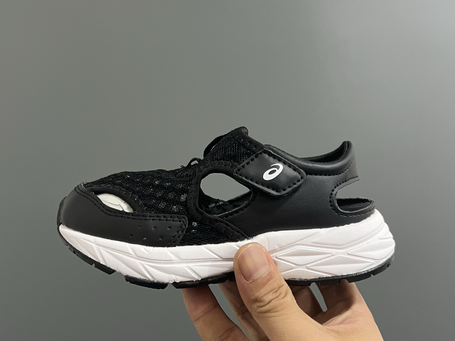 图片[4]-YSS新款夏天儿童网面凉鞋 尺码：22-37码 夏天就要来一双这样的镂空凉鞋🏝️ 镂空网面设计，透气又舒适☁️ 魔术贴穿脱方便✌🏻 原装橡胶大底，耐穿又耐磨✔️-选品中心