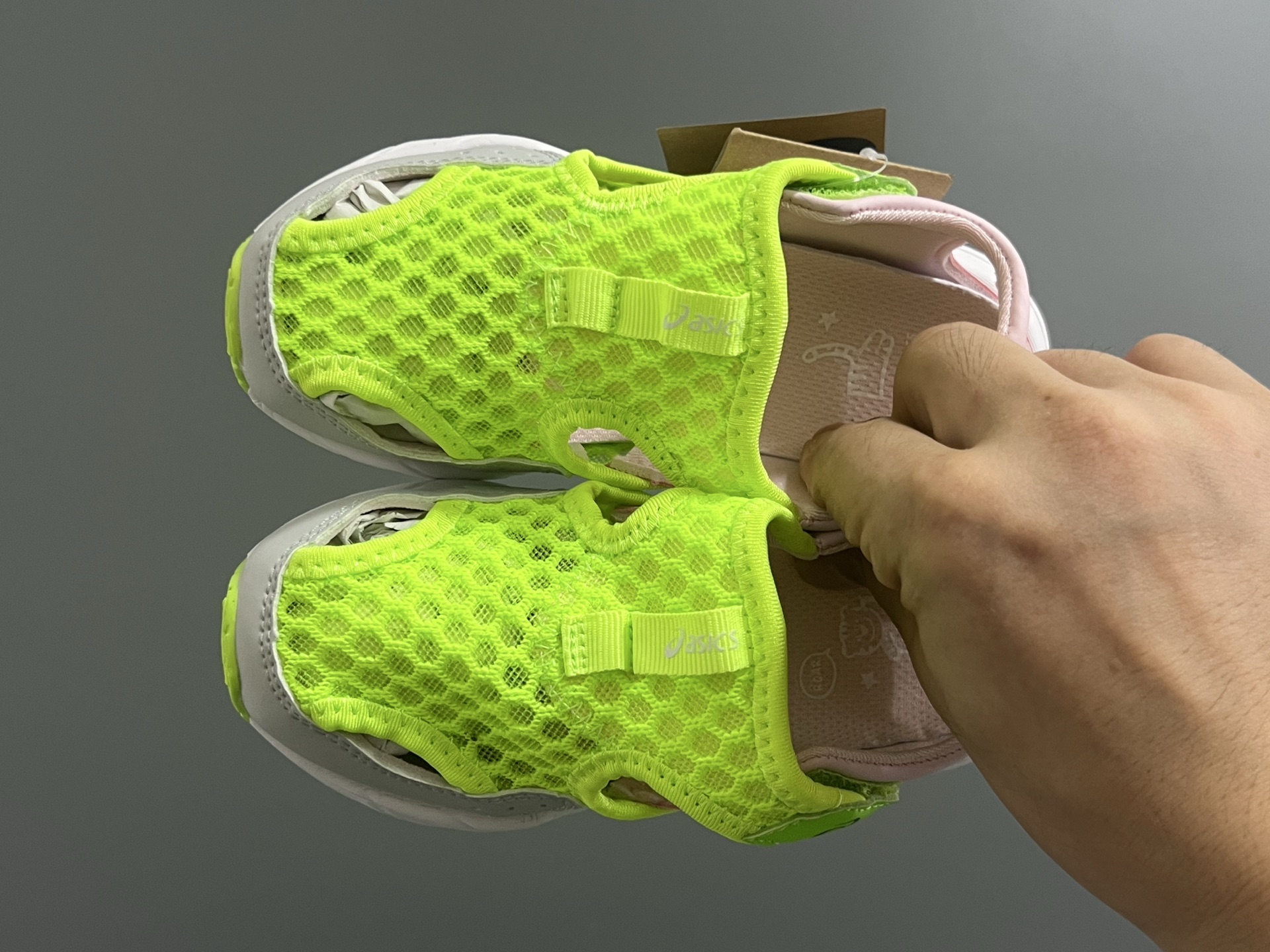 YSS新款夏天儿童网面凉鞋 尺码：22-37码 夏天就要来一双这样的镂空凉鞋🏝️ 镂空网面设计，透气又舒适☁️ 魔术贴穿脱方便✌🏻 原装橡胶大底，耐穿又耐磨✔️-选品中心