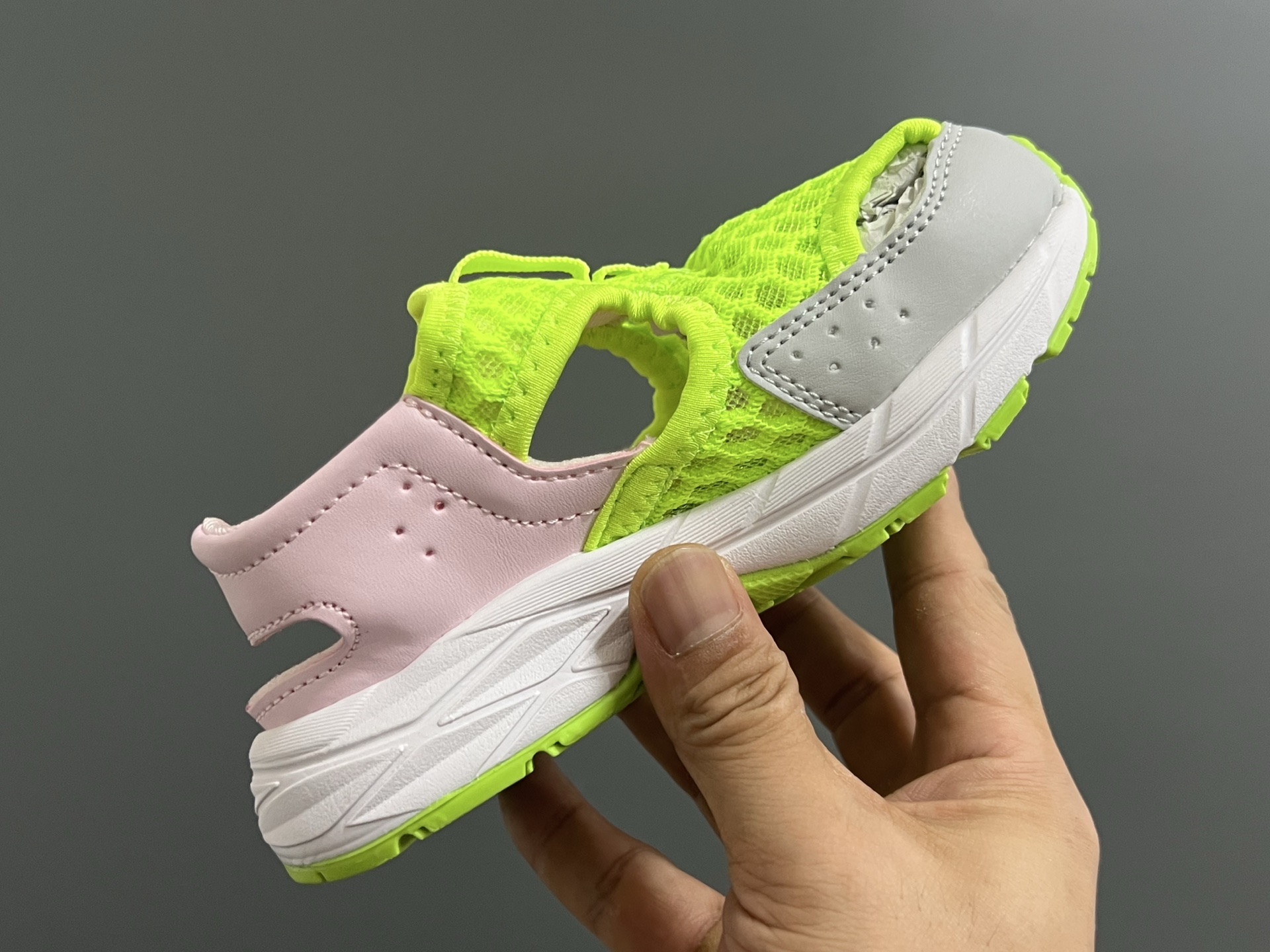 图片[6]-YSS新款夏天儿童网面凉鞋 尺码：22-37码 夏天就要来一双这样的镂空凉鞋🏝️ 镂空网面设计，透气又舒适☁️ 魔术贴穿脱方便✌🏻 原装橡胶大底，耐穿又耐磨✔️-选品中心