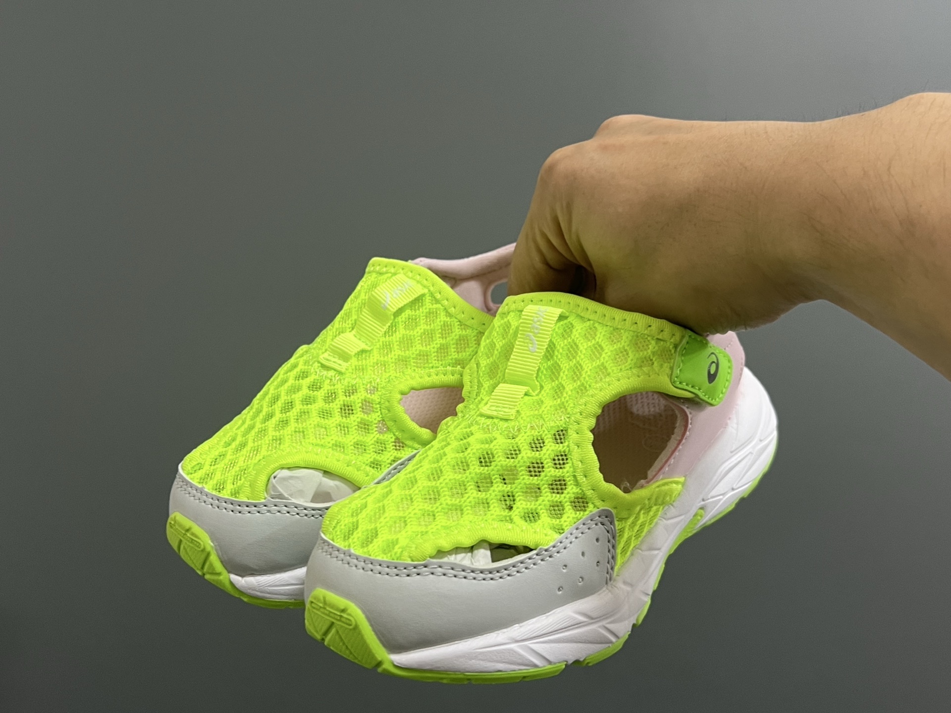 图片[2]-YSS新款夏天儿童网面凉鞋 尺码：22-37码 夏天就要来一双这样的镂空凉鞋🏝️ 镂空网面设计，透气又舒适☁️ 魔术贴穿脱方便✌🏻 原装橡胶大底，耐穿又耐磨✔️-选品中心