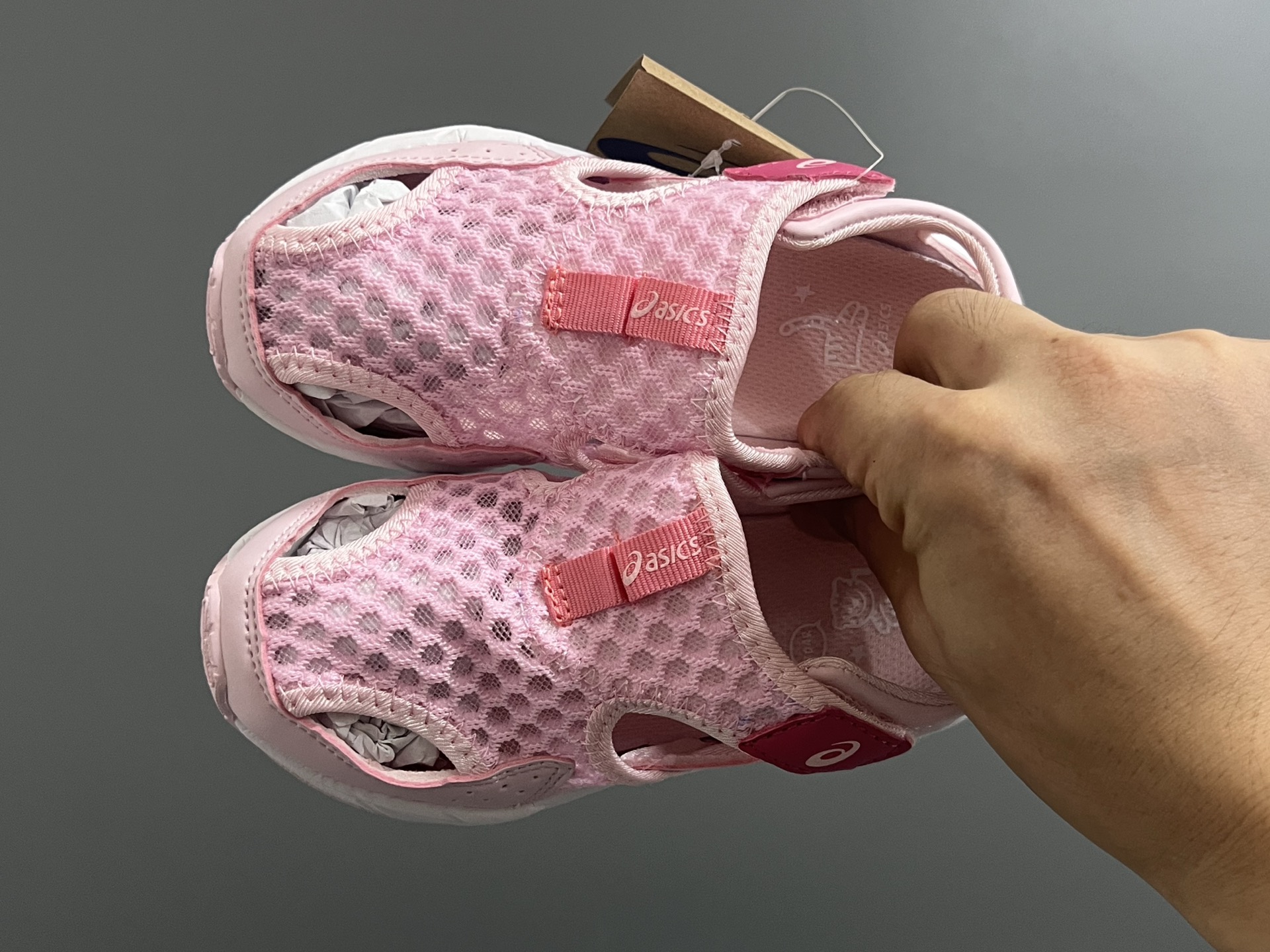 YSS新款夏天儿童网面凉鞋 尺码：22-37码 夏天就要来一双这样的镂空凉鞋🏝️ 镂空网面设计，透气又舒适☁️ 魔术贴穿脱方便✌🏻 原装橡胶大底，耐穿又耐磨✔️-选品中心