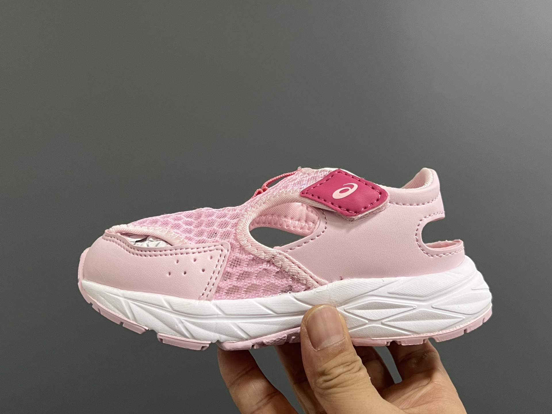 图片[4]-YSS新款夏天儿童网面凉鞋 尺码：22-37码 夏天就要来一双这样的镂空凉鞋🏝️ 镂空网面设计，透气又舒适☁️ 魔术贴穿脱方便✌🏻 原装橡胶大底，耐穿又耐磨✔️-选品中心