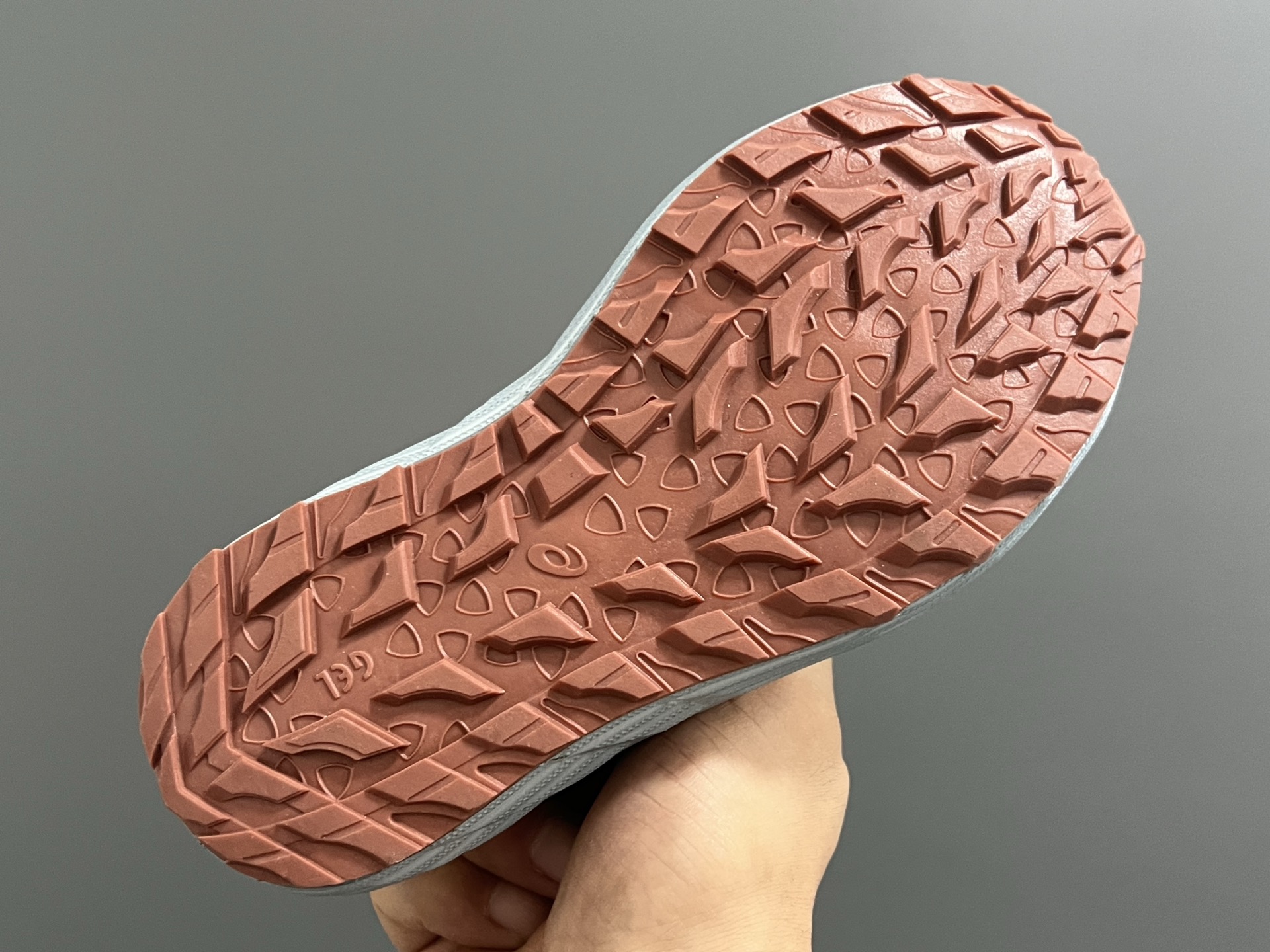 图片[5]-海外版YSS新款GEL- SONOMASE 儿童镂空沙滩凉鞋 尺码：27-39码 经典镂空设计，透气又舒适☁️ 松紧扣设计，穿脱超方便✌🏻 原装耐磨防滑大底，脚感超赞👍🏻-选品中心