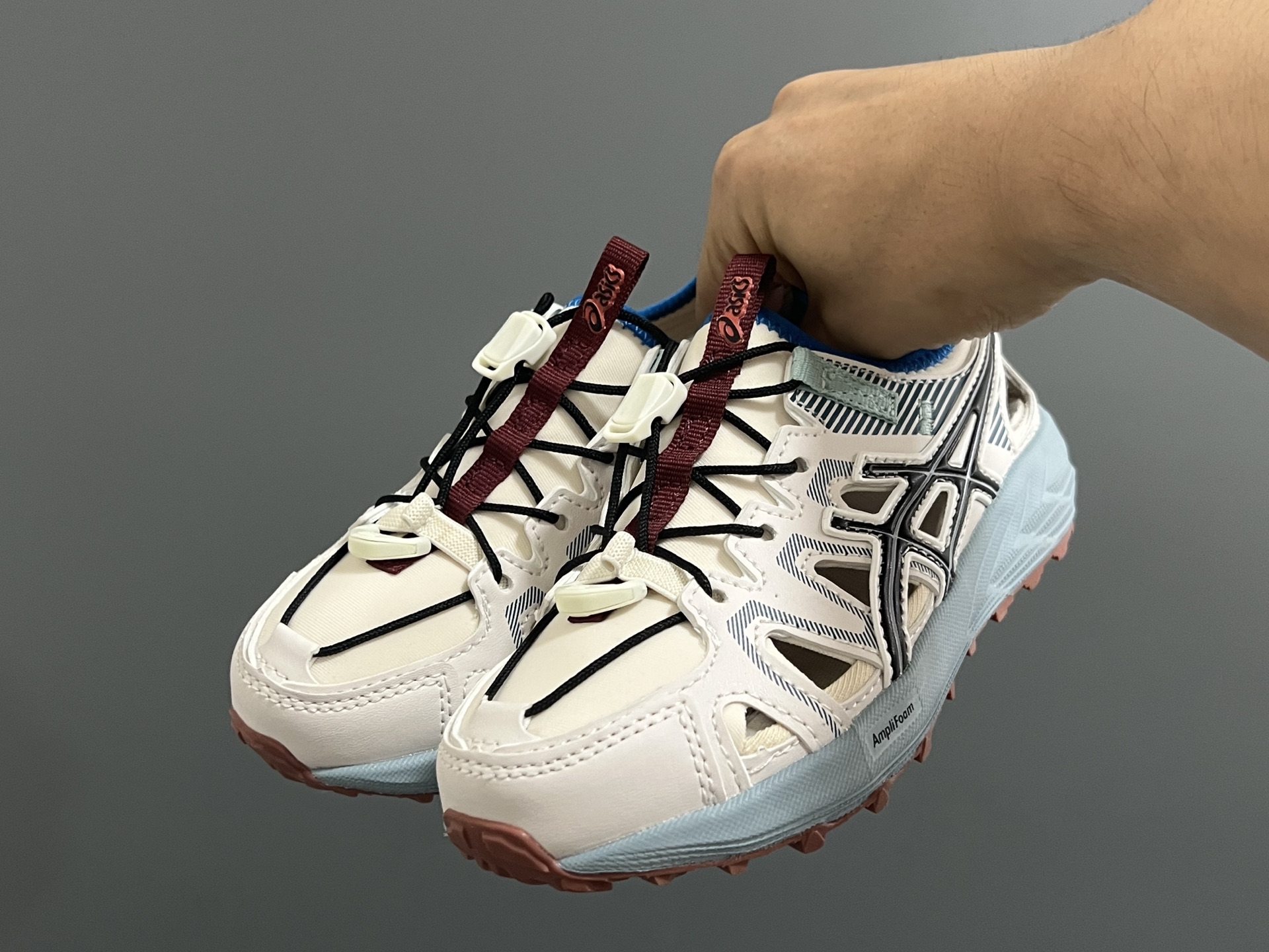 海外版YSS新款GEL- SONOMASE 儿童镂空沙滩凉鞋 尺码：27-39码 经典镂空设计，透气又舒适☁️ 松紧扣设计，穿脱超方便✌🏻 原装耐磨防滑大底，脚感超赞👍🏻-选品中心