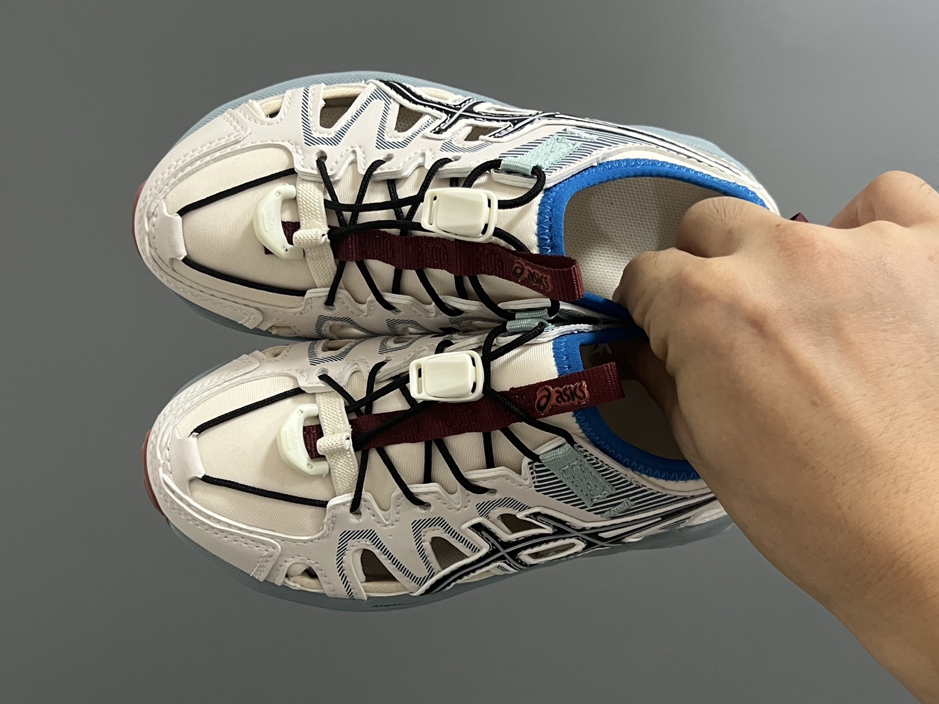 图片[2]-海外版YSS新款GEL- SONOMASE 儿童镂空沙滩凉鞋 尺码：27-39码 经典镂空设计，透气又舒适☁️ 松紧扣设计，穿脱超方便✌🏻 原装耐磨防滑大底，脚感超赞👍🏻-选品中心