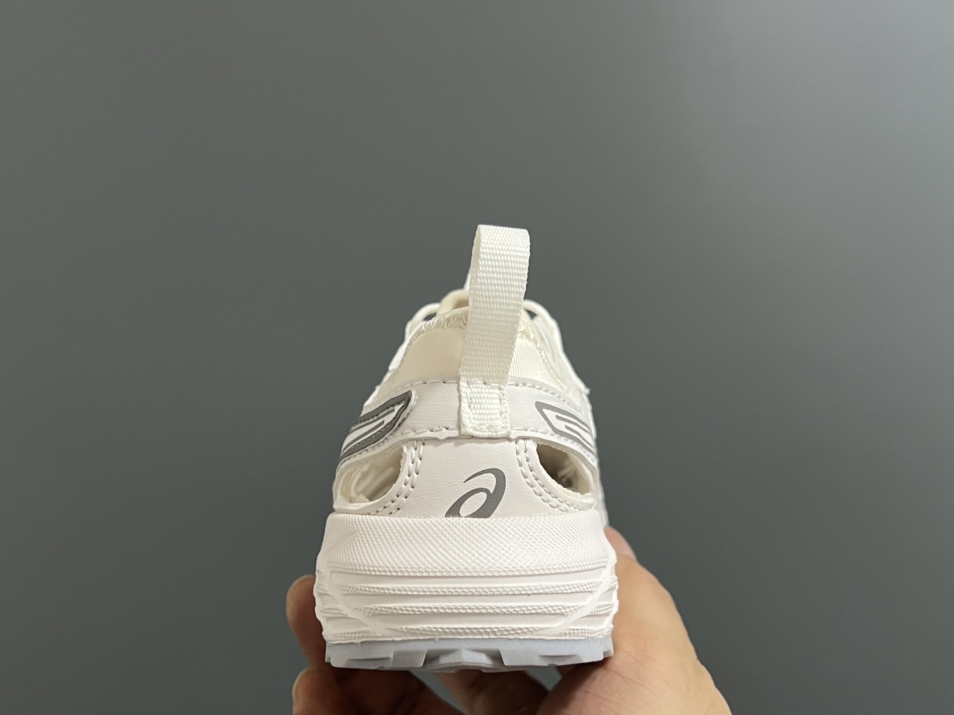 图片[5]-海外版YSS新款GEL- SONOMASE 儿童镂空沙滩凉鞋 尺码：27-39码 经典镂空设计，透气又舒适☁️ 松紧扣设计，穿脱超方便✌🏻 原装耐磨防滑大底，脚感超赞👍🏻-选品中心