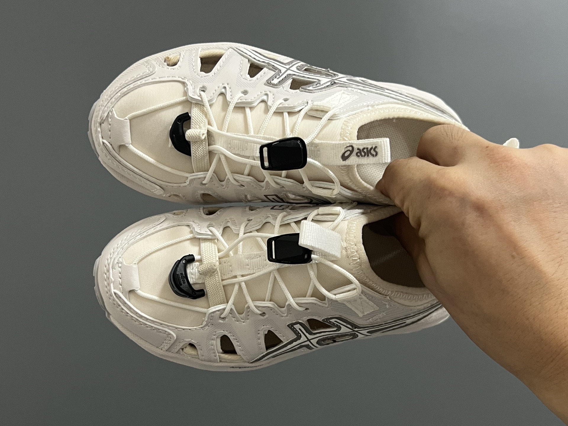 海外版YSS新款GEL- SONOMASE 儿童镂空沙滩凉鞋 尺码：27-39码 经典镂空设计，透气又舒适☁️ 松紧扣设计，穿脱超方便✌🏻 原装耐磨防滑大底，脚感超赞👍🏻-选品中心