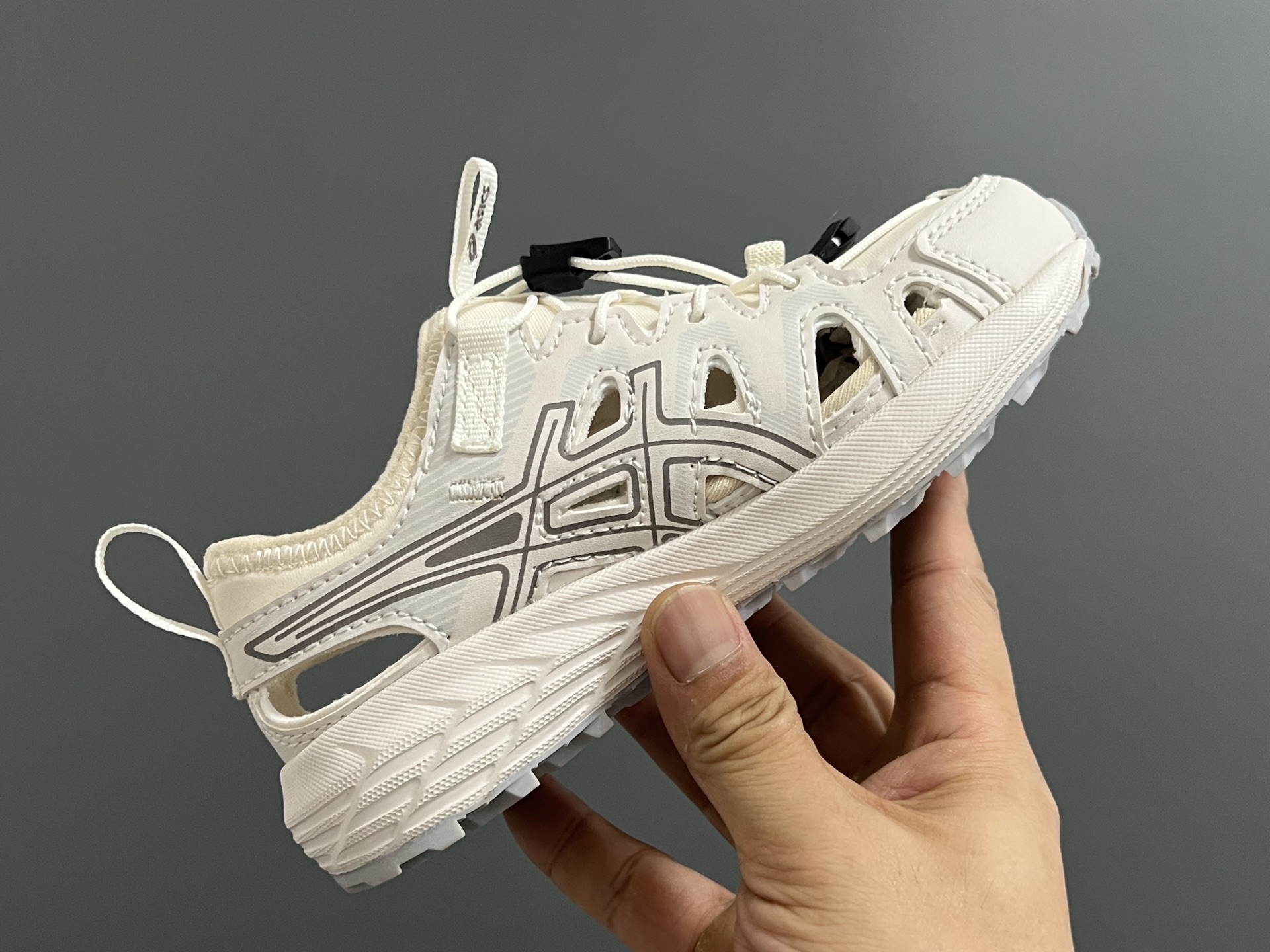 图片[8]-海外版YSS新款GEL- SONOMASE 儿童镂空沙滩凉鞋 尺码：27-39码 经典镂空设计，透气又舒适☁️ 松紧扣设计，穿脱超方便✌🏻 原装耐磨防滑大底，脚感超赞👍🏻-选品中心