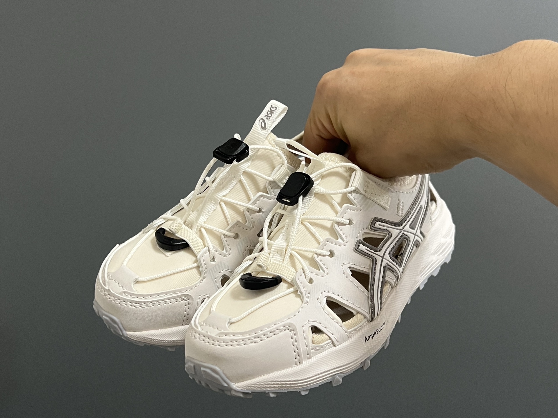 图片[2]-海外版YSS新款GEL- SONOMASE 儿童镂空沙滩凉鞋 尺码：27-39码 经典镂空设计，透气又舒适☁️ 松紧扣设计，穿脱超方便✌🏻 原装耐磨防滑大底，脚感超赞👍🏻-选品中心