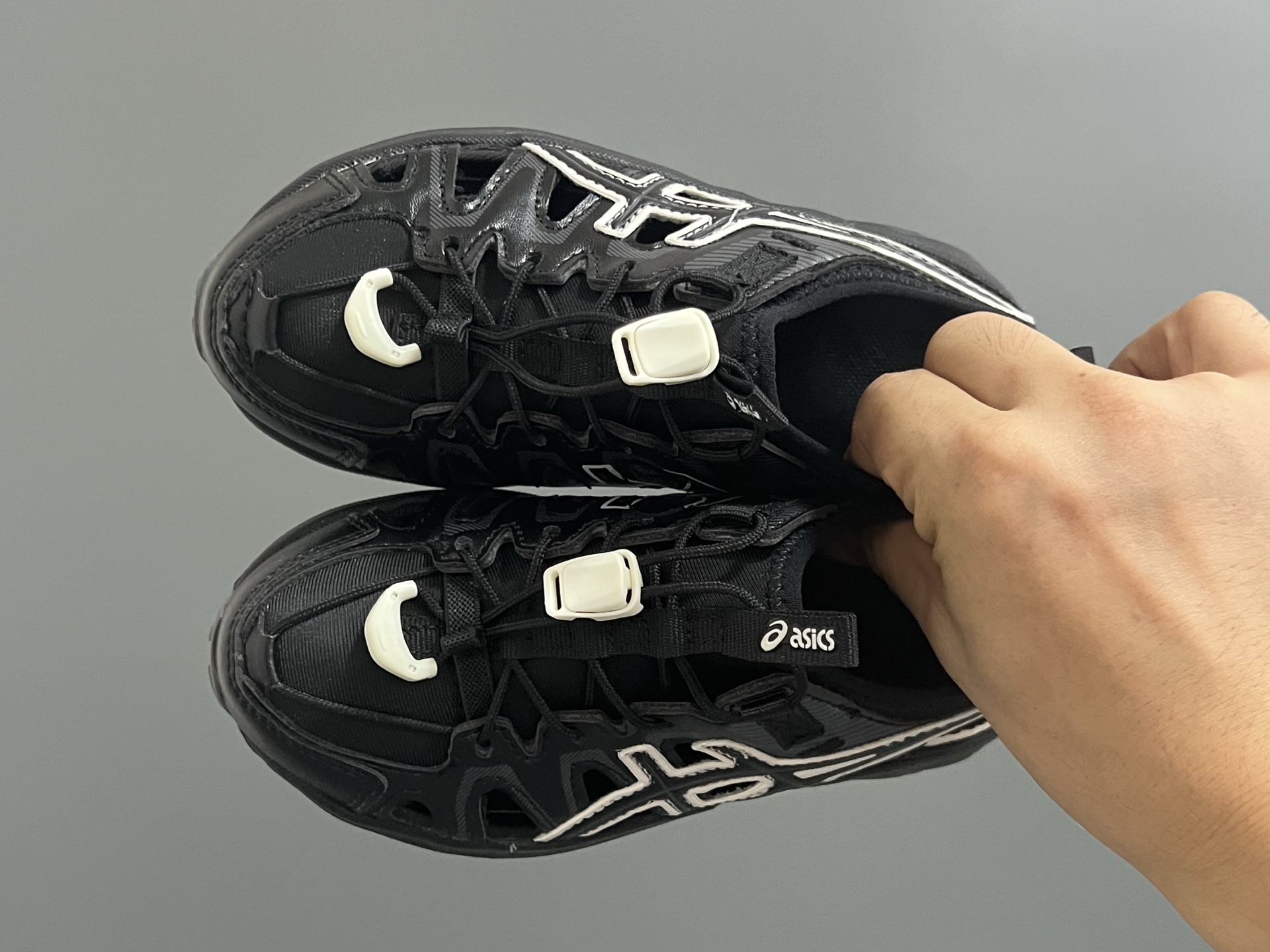 海外版YSS新款GEL- SONOMASE 儿童镂空沙滩凉鞋 尺码：27-39码 经典镂空设计，透气又舒适☁️ 松紧扣设计，穿脱超方便✌🏻 原装耐磨防滑大底，脚感超赞👍🏻-选品中心