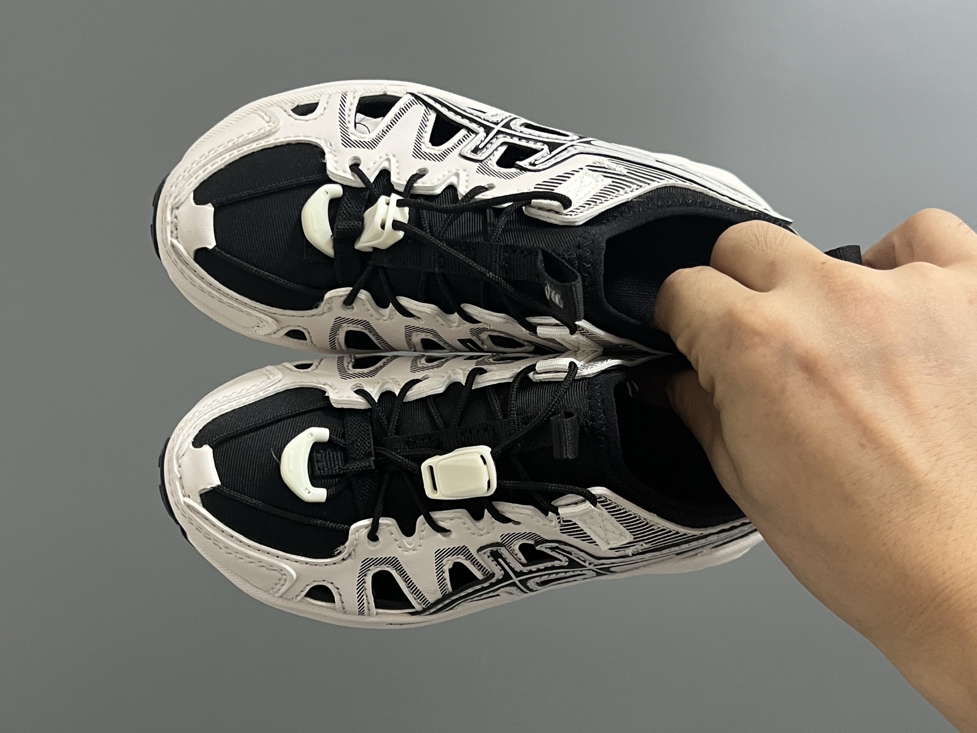 海外版YSS新款GEL- SONOMASE 儿童镂空沙滩凉鞋 尺码：27-39码 经典镂空设计，透气又舒适☁️ 松紧扣设计，穿脱超方便✌🏻 原装耐磨防滑大底，脚感超赞👍🏻-选品中心