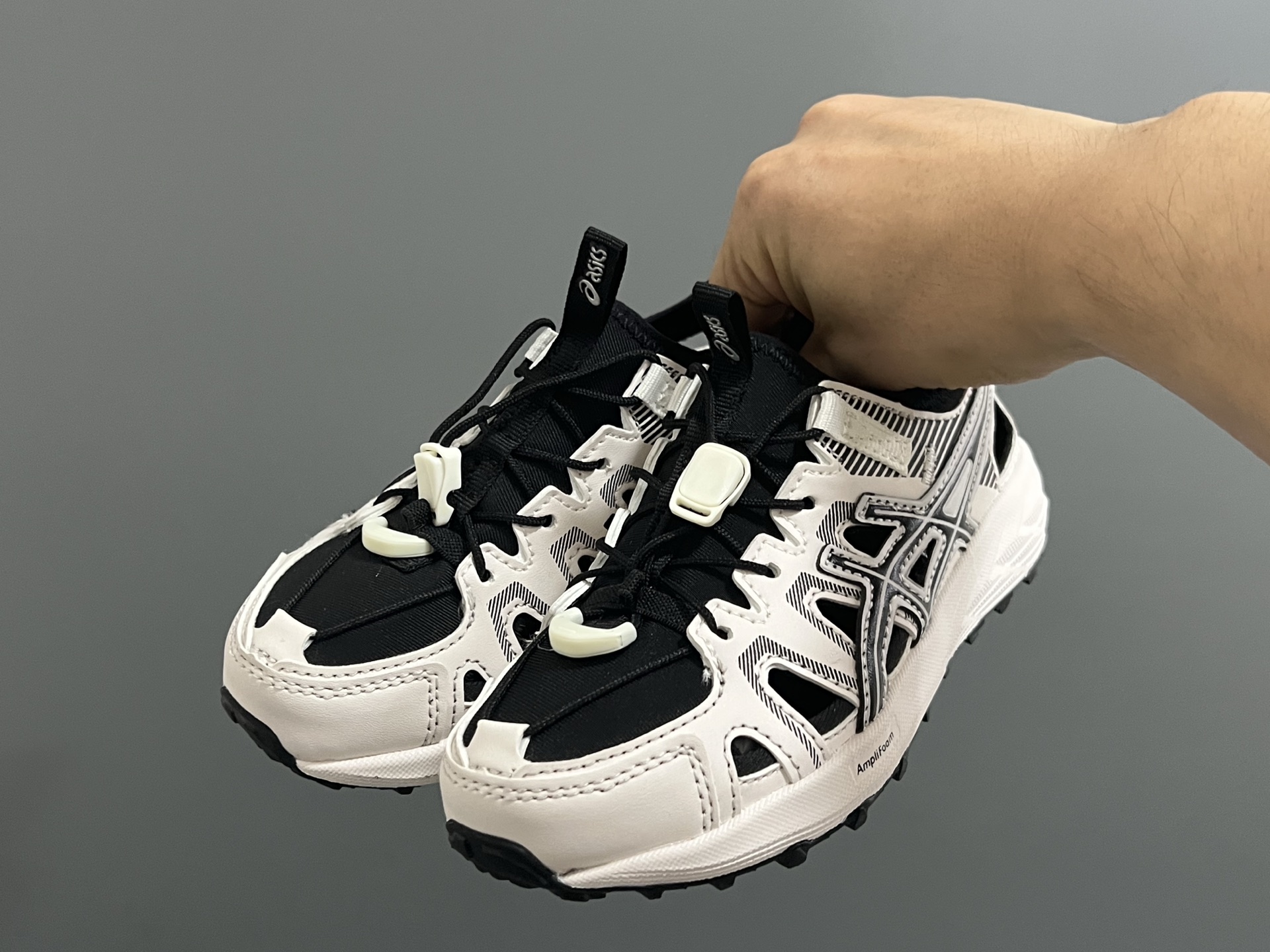 图片[2]-海外版YSS新款GEL- SONOMASE 儿童镂空沙滩凉鞋 尺码：27-39码 经典镂空设计，透气又舒适☁️ 松紧扣设计，穿脱超方便✌🏻 原装耐磨防滑大底，脚感超赞👍🏻-选品中心