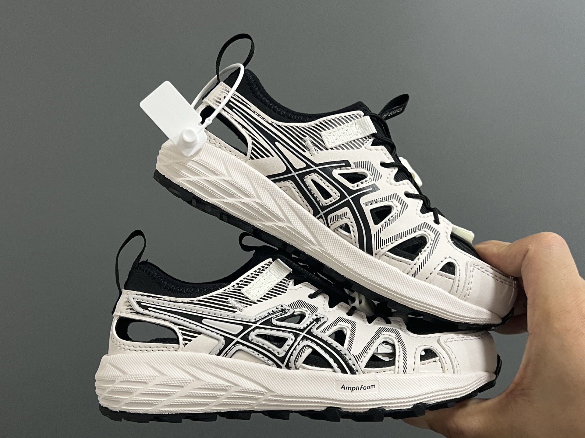 图片[9]-海外版YSS新款GEL- SONOMASE 儿童镂空沙滩凉鞋 尺码：27-39码 经典镂空设计，透气又舒适☁️ 松紧扣设计，穿脱超方便✌🏻 原装耐磨防滑大底，脚感超赞👍🏻-选品中心