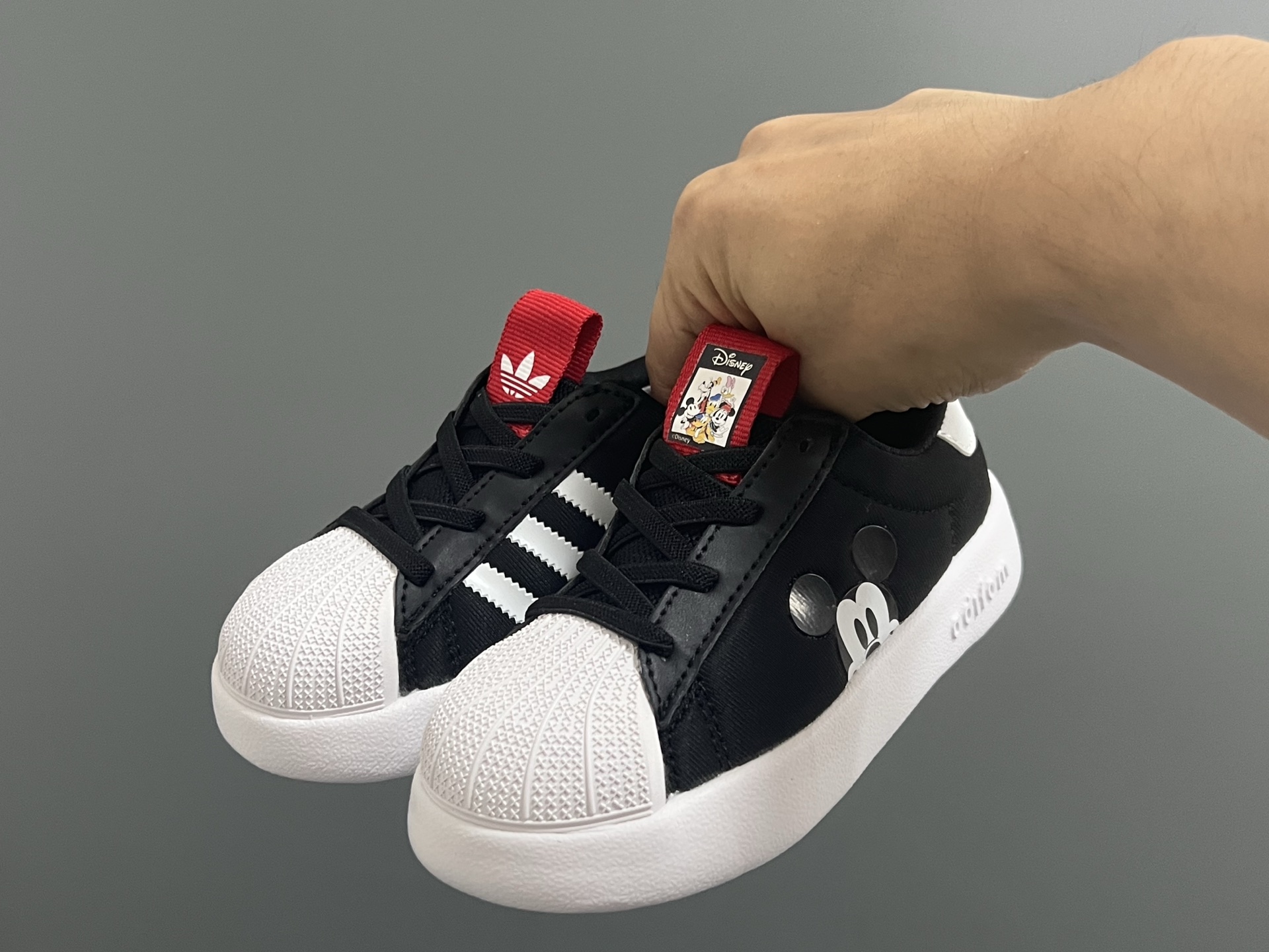 NO:338290,A new style shell head mesh elastic band one-foot children's sneakers SIZE22-37 size, the counter synchronizes the new style, the mesh is breathable and comfortable, the elastic band design, fits the instep, ultra-light EVA outsole, the foot feel is self-evident, Adidas, sneakers,19860909A家新款贝壳头网面松紧带一脚蹬儿童运动鞋 SIZE22-37码 专柜同步新款 网面透气又舒适 松紧带设计,贴合脚背 超轻EVA大底,脚感不言而喻,阿迪达斯,sneakers,,Children's