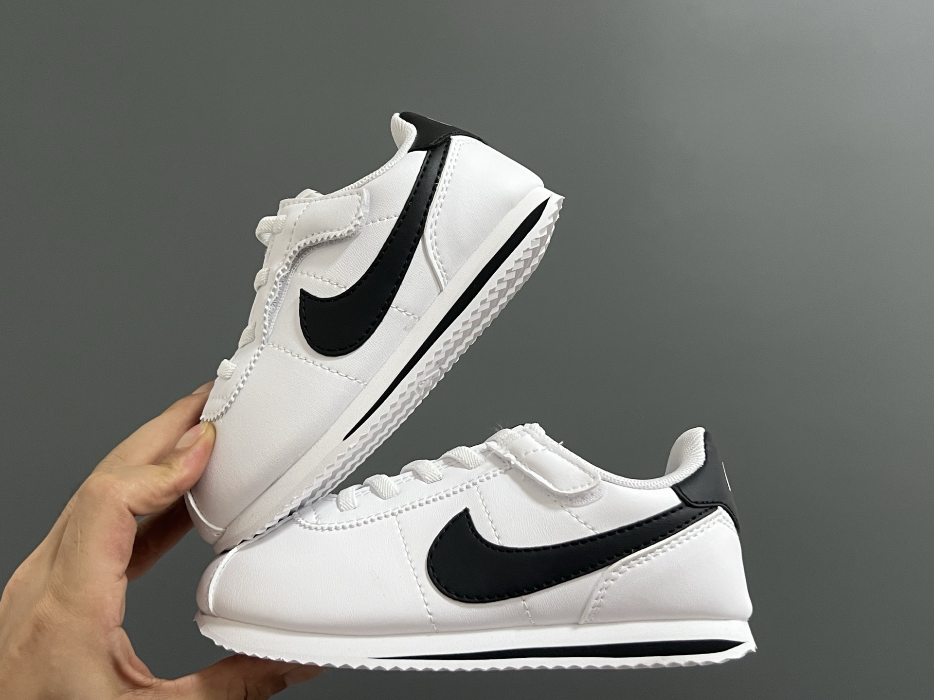 图片[8]-NK新款阿甘二代魔术贴松紧带儿童运动鞋 尺码：22-37码 经典阿甘二代🆕 升级版魔术贴松紧带设计✔️ 优质面料，质感满满💯 原装耐磨防滑大底，脚感不言而喻☁️-选品中心