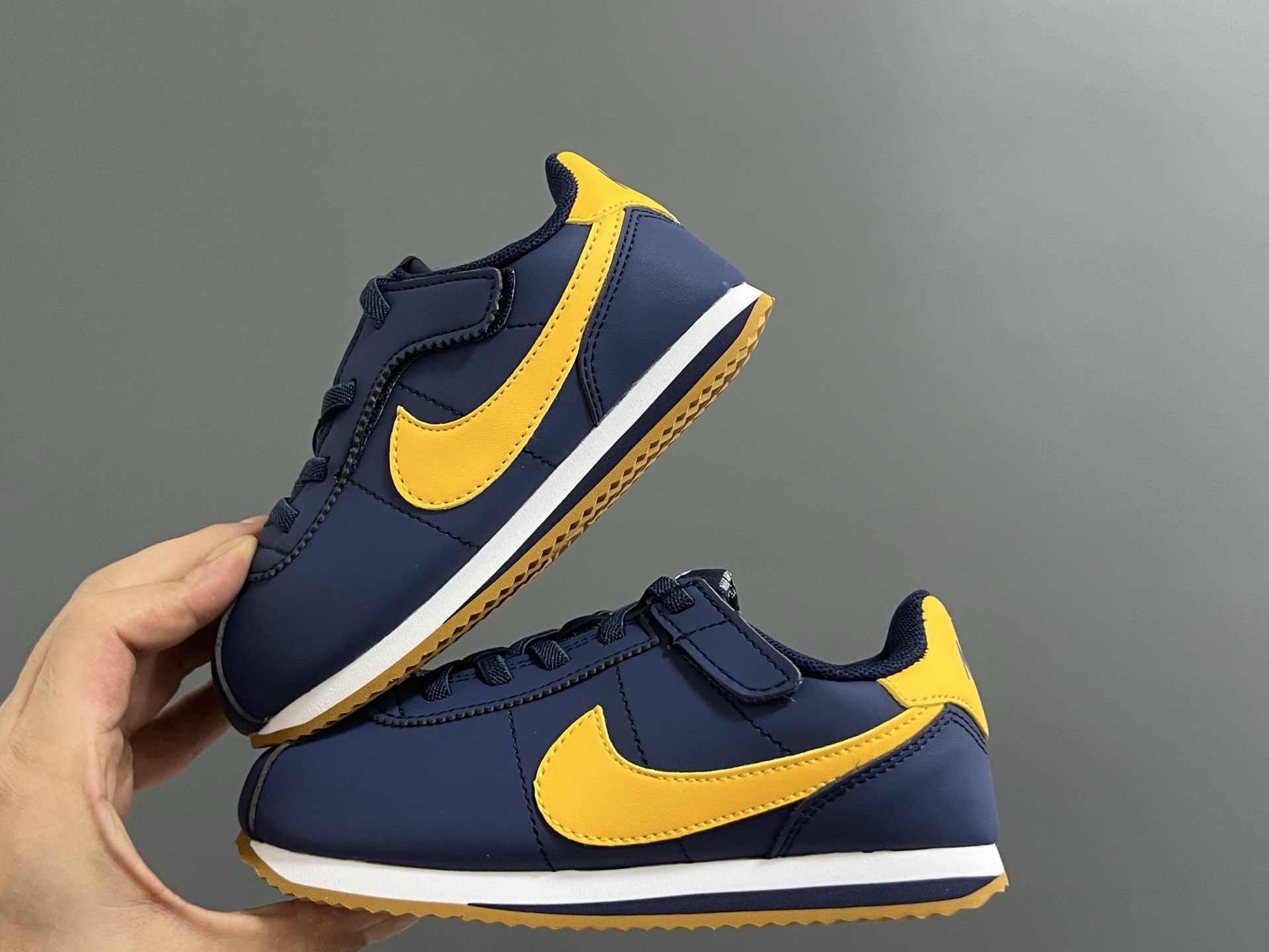 图片[5]-NK新款阿甘二代魔术贴松紧带儿童运动鞋 尺码：22-37码 经典阿甘二代🆕 升级版魔术贴松紧带设计✔️ 优质面料，质感满满💯 原装耐磨防滑大底，脚感不言而喻☁️-选品中心